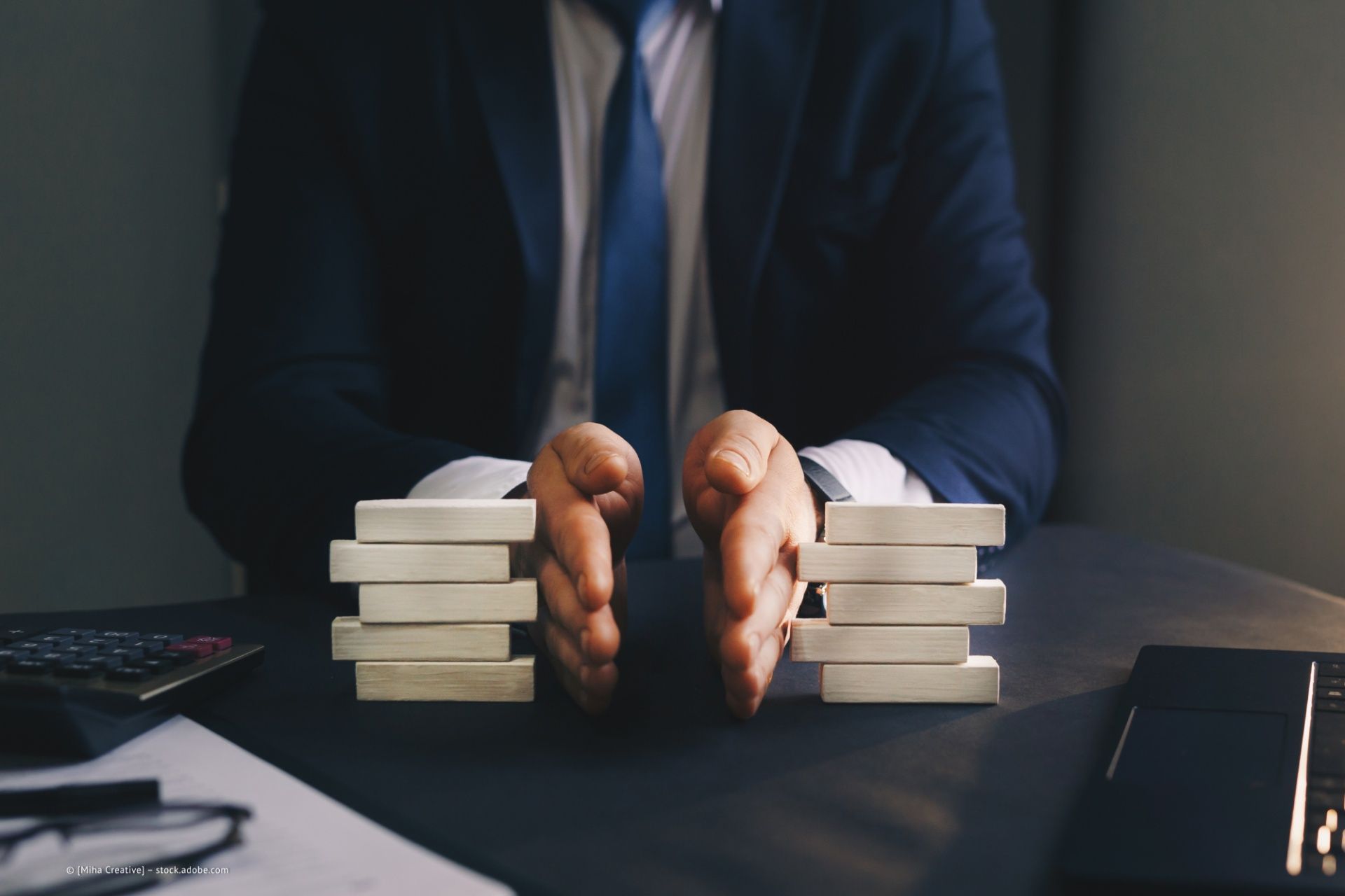 Anwalt teilt Geldbündel auf