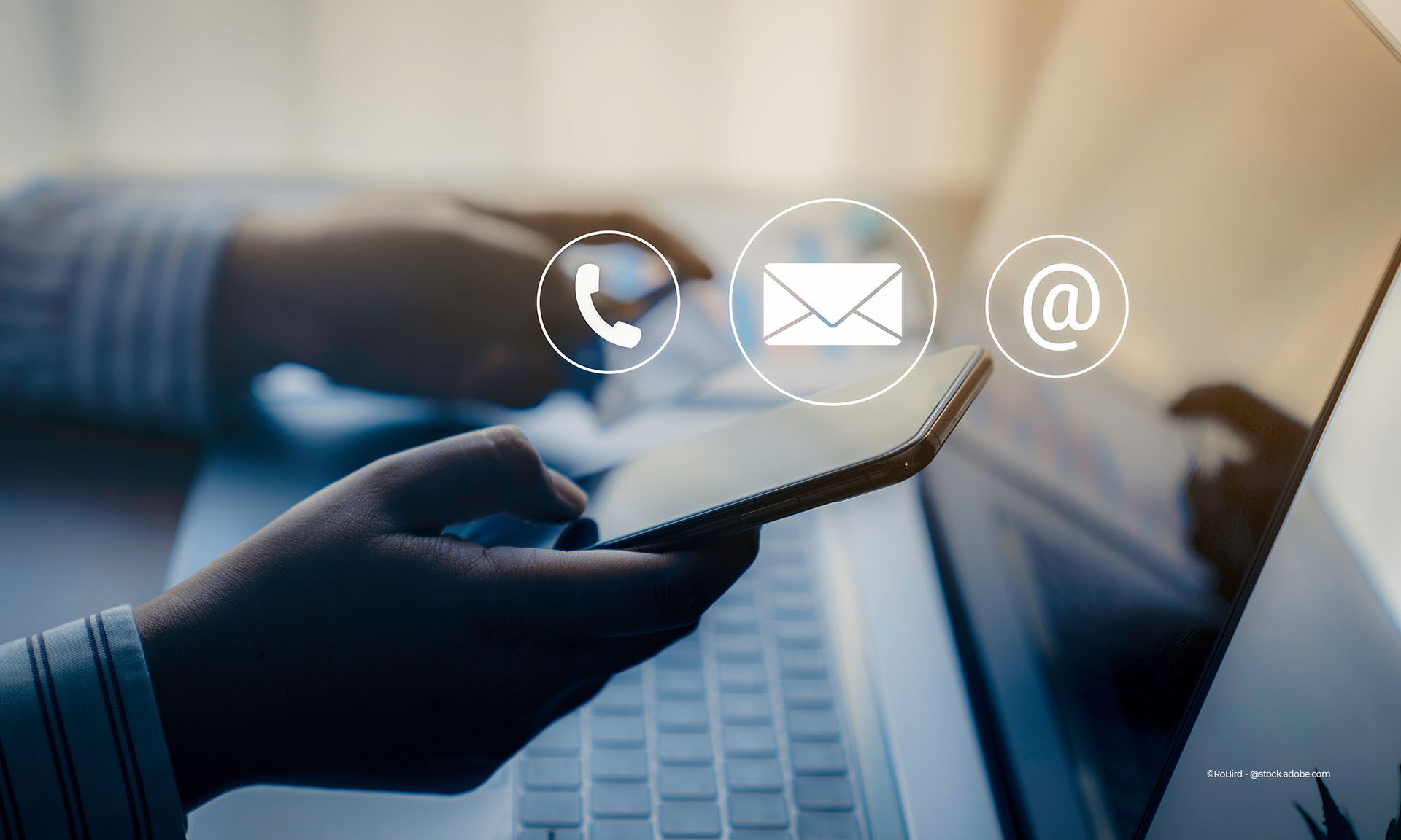 Mitarbeiter der ECOPLAN GmbH mit Smartphone und Laptop