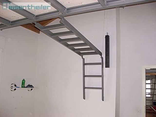 Eine Nahaufnahme einer silbernen Schweissnaht, die zwei Metallplatten verbindet, zeigt die wellenförmige Schweißnaht.