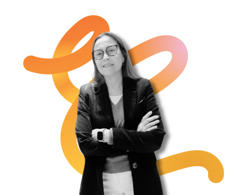 Una mujer con gafas está de pie con los brazos cruzados.