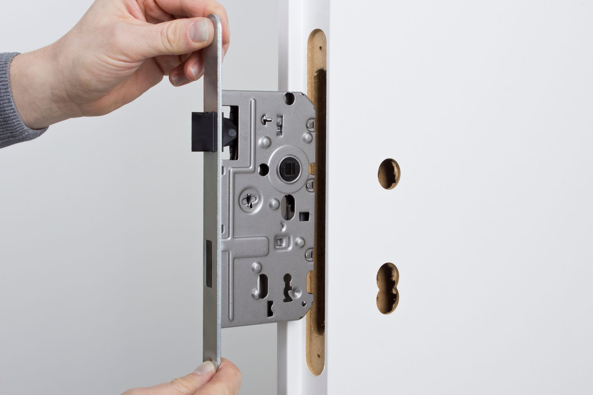Pose de serrure dans une porte