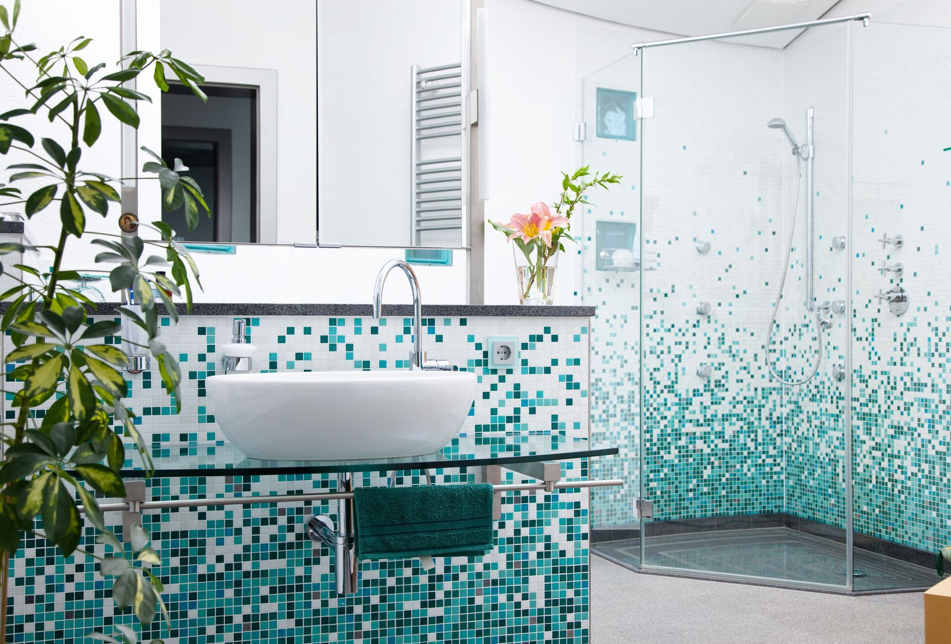 Salle de bains moderne avec des murs en mosaïque turquoise.
