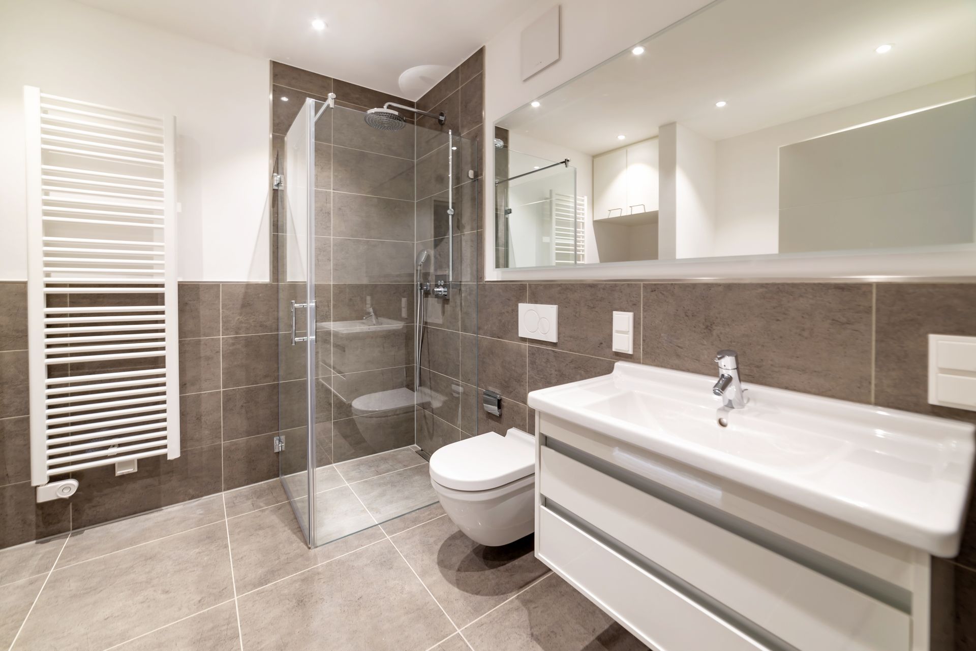Salle de bains moderne avec douche à l'italienne et carrelage aux murs et au sol.