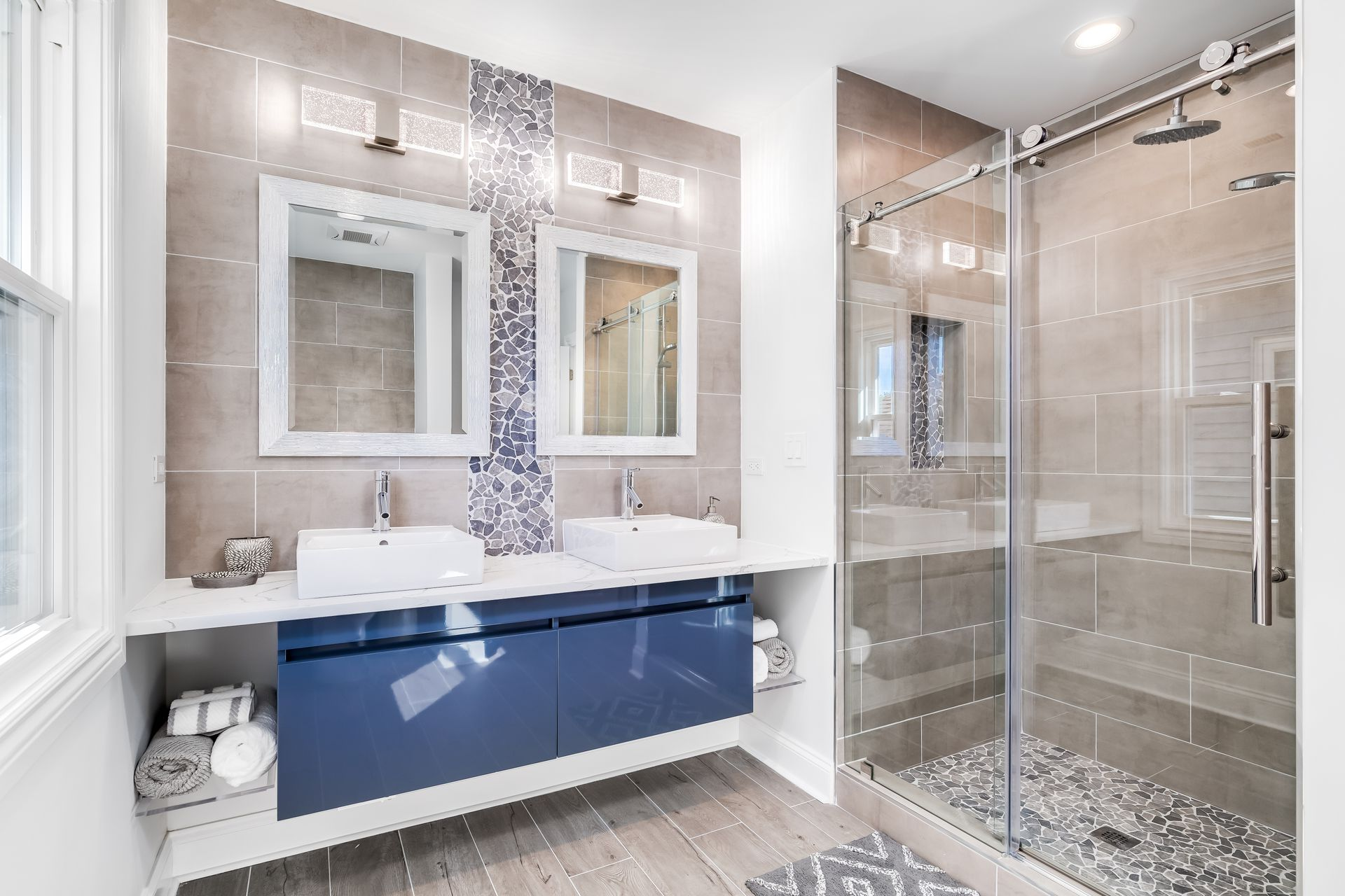 Une salle de bains moderne avec du carrelage au sol et aux murs.