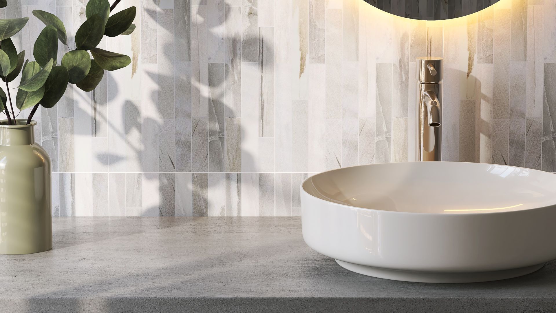 Lavabo blanc posé sur un meuble devant un mur carrelé.