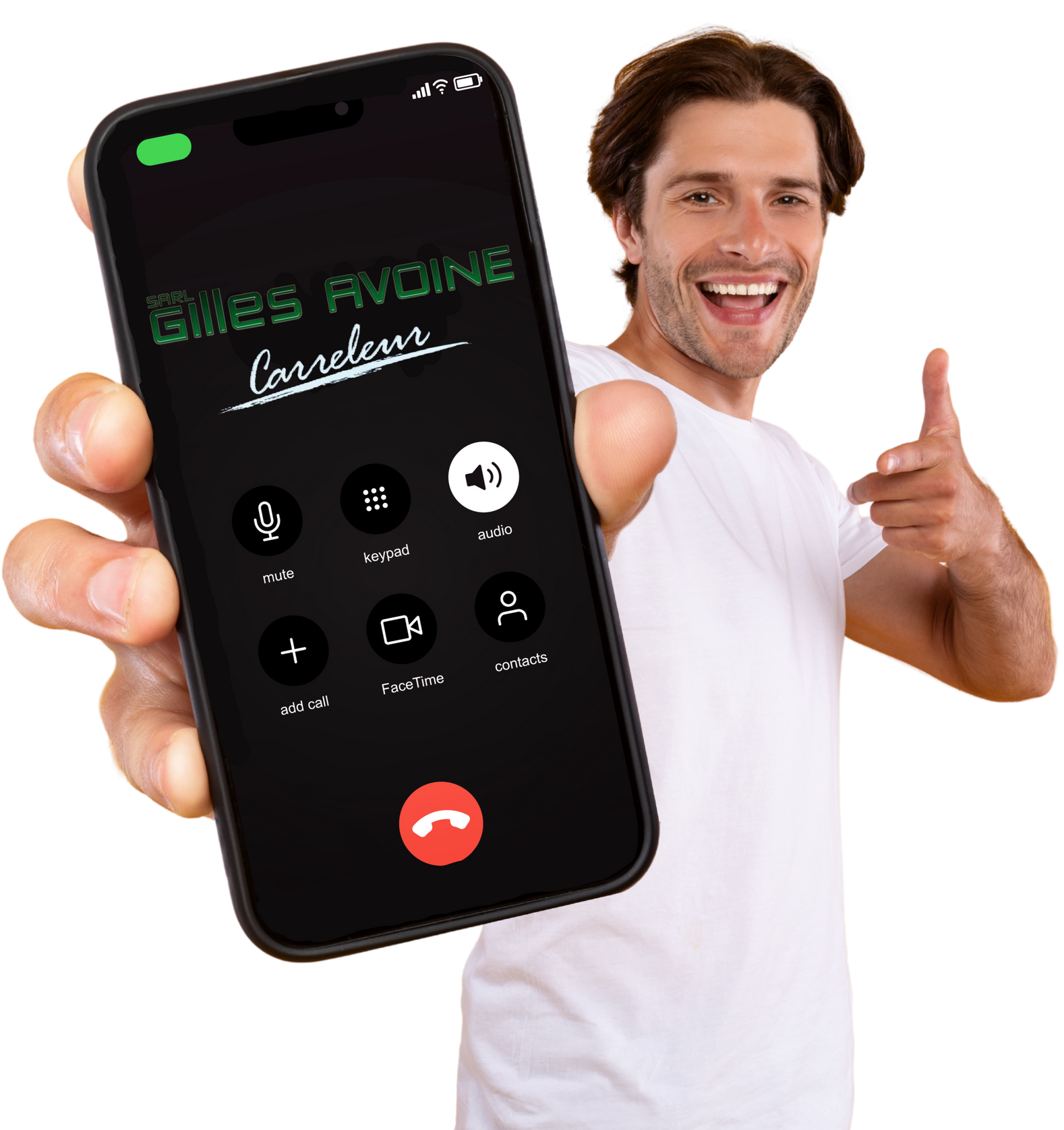 Un homme tient un téléphone portable. Sur l'écran, on voit qu'il appelle l'entreprise Gilles Avoine.
