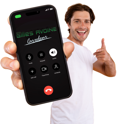 Un homme tient un téléphone portable. Sur l'écran, on voit qu'il appelle l'entreprise Gilles Avoine.