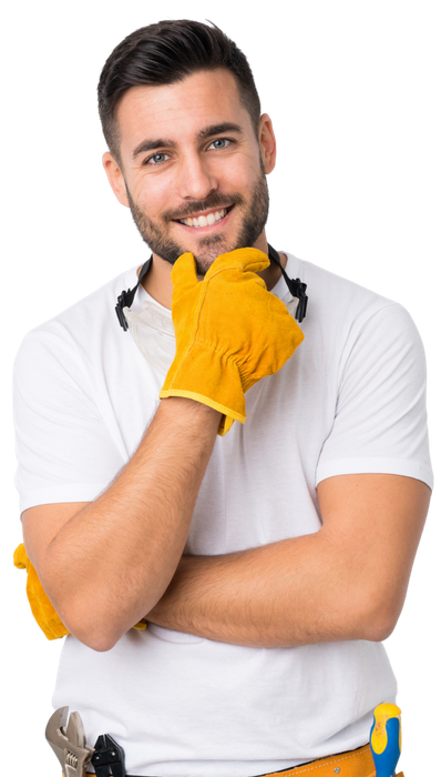 Un artisan souriant qui porte des gants jaunes.
