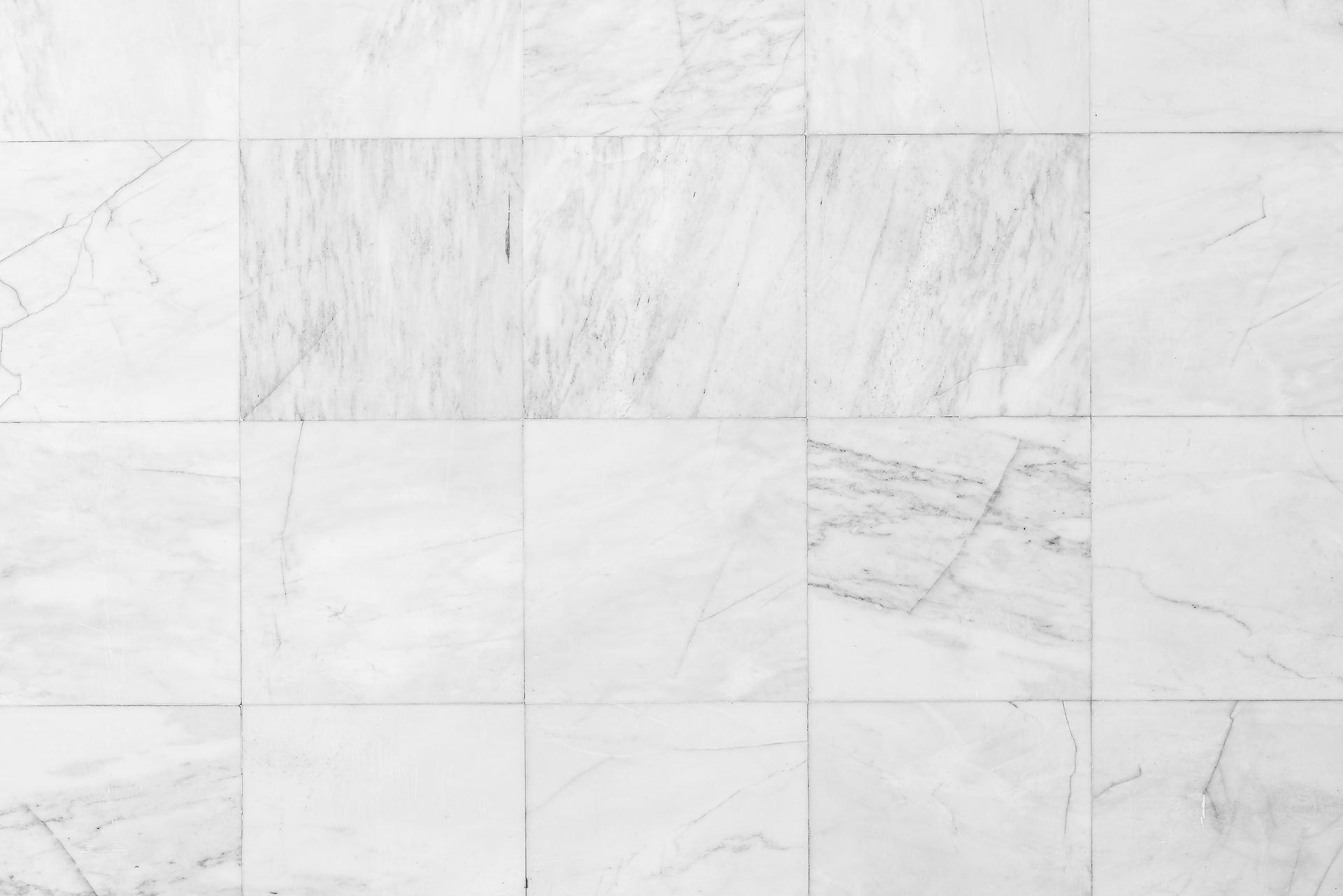 Une surface carrelée de marbre gris clair.