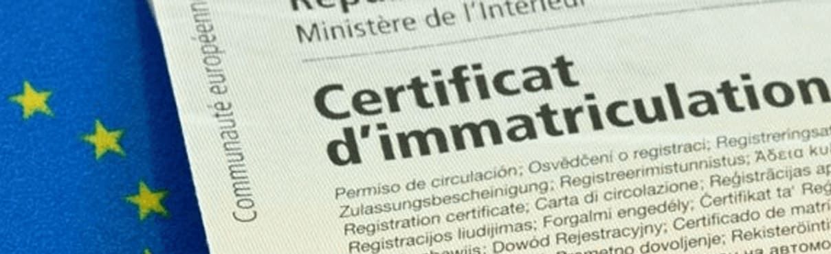 Certificat d'immatriculation français avec drapeau de l'UE en arrière-plan.