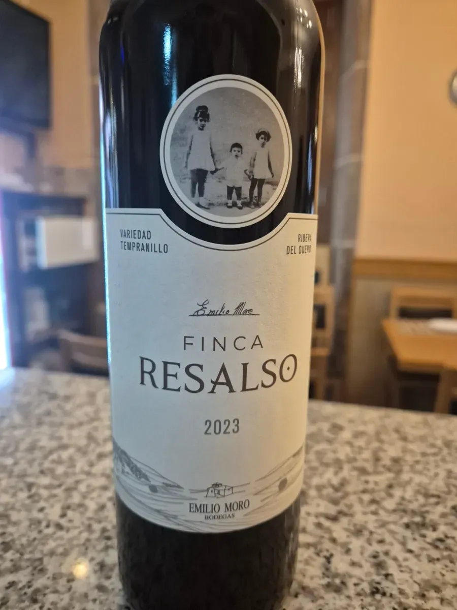 Botella de vino tinto Finca Resalso 2023 sobre la encimera de la cocina.