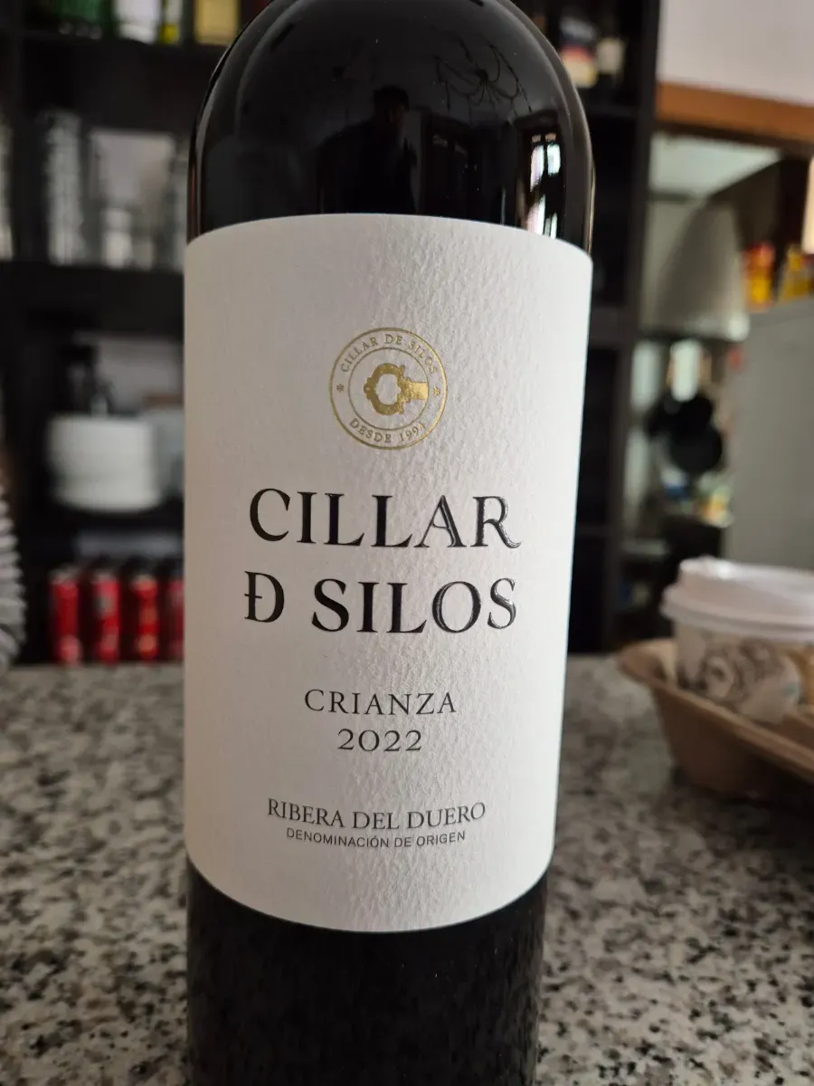 Botella de vino tinto Cillar de Silos Crianza 2022 sobre una mesa.