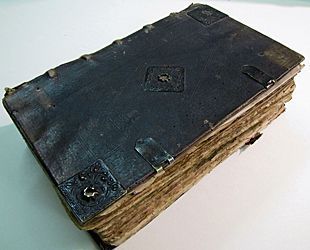 sehr altes Buch mit kaputtem Einband wartet auf Restauration durch Buchbinderei Bommer GmbH