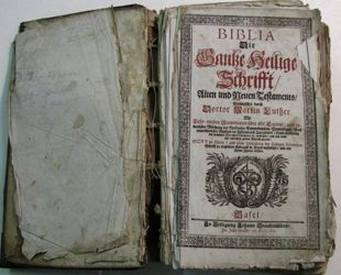 sehr altes Buch mit Rissen wartet auf Restauration durch Buchbinderei Bommer GmbH