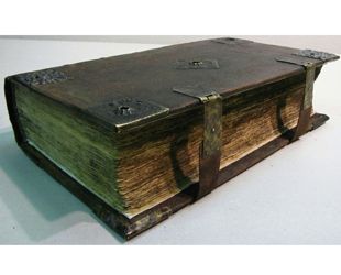 restaurierter Einband von altem Buch durch Restauration durch Buchbinderei Bommer GmbH