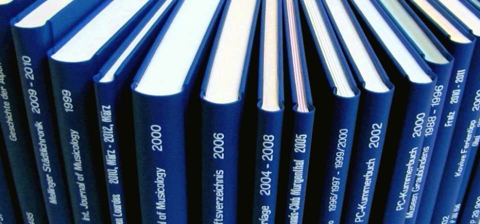 Bibliotheksbände mit Titelprägung