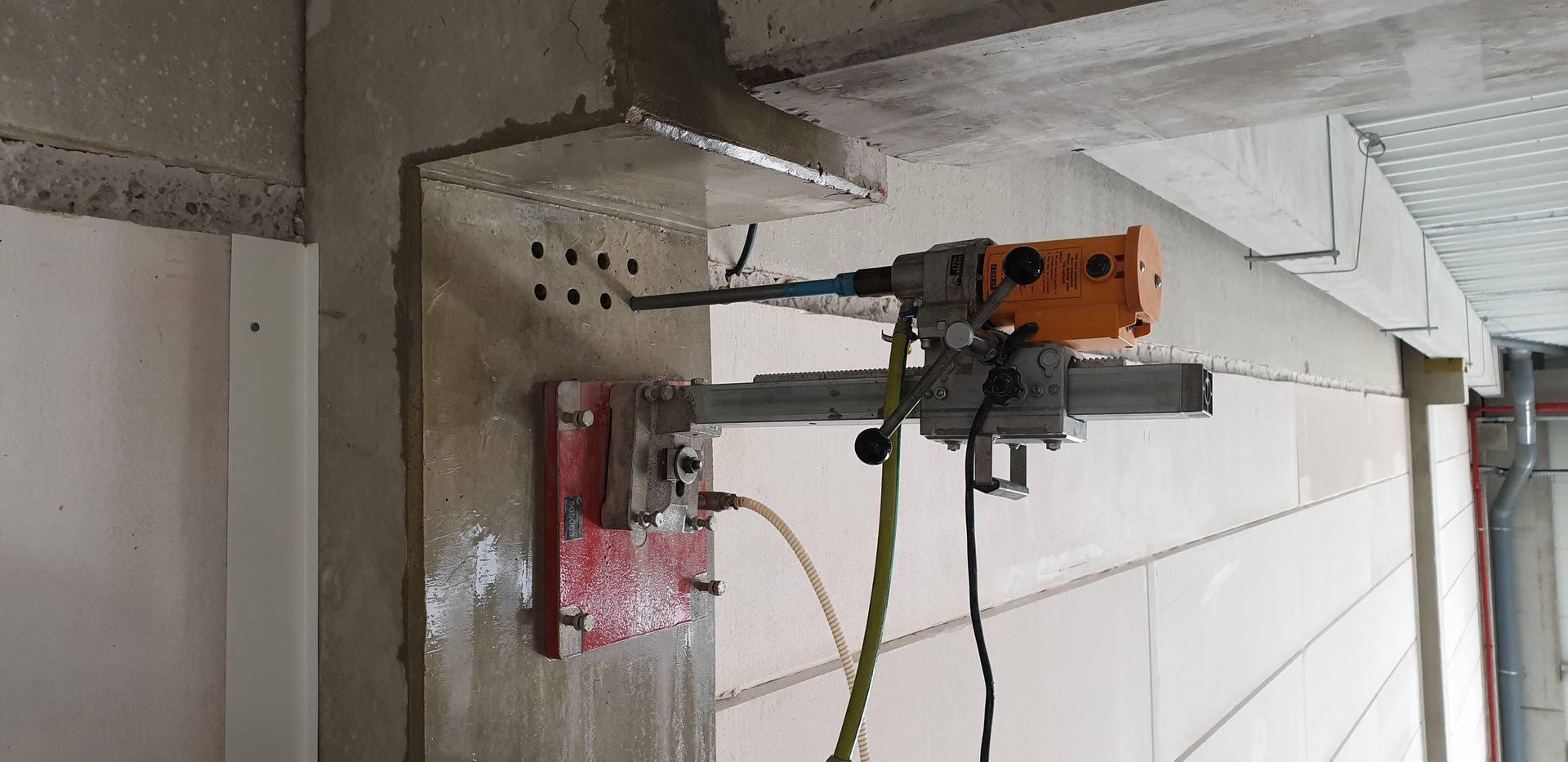 Une carotteuse qui perce un mur.