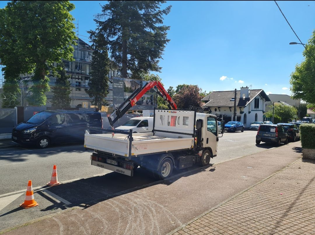 Camion-grue dans la rue.
