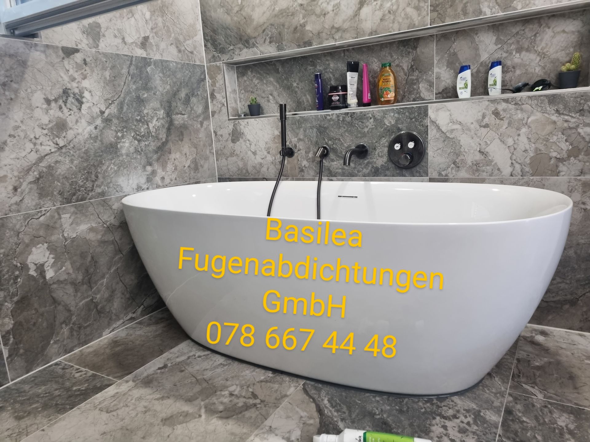 Eine weiße Badewanne steht in einem Badezimmer neben einem Regal.