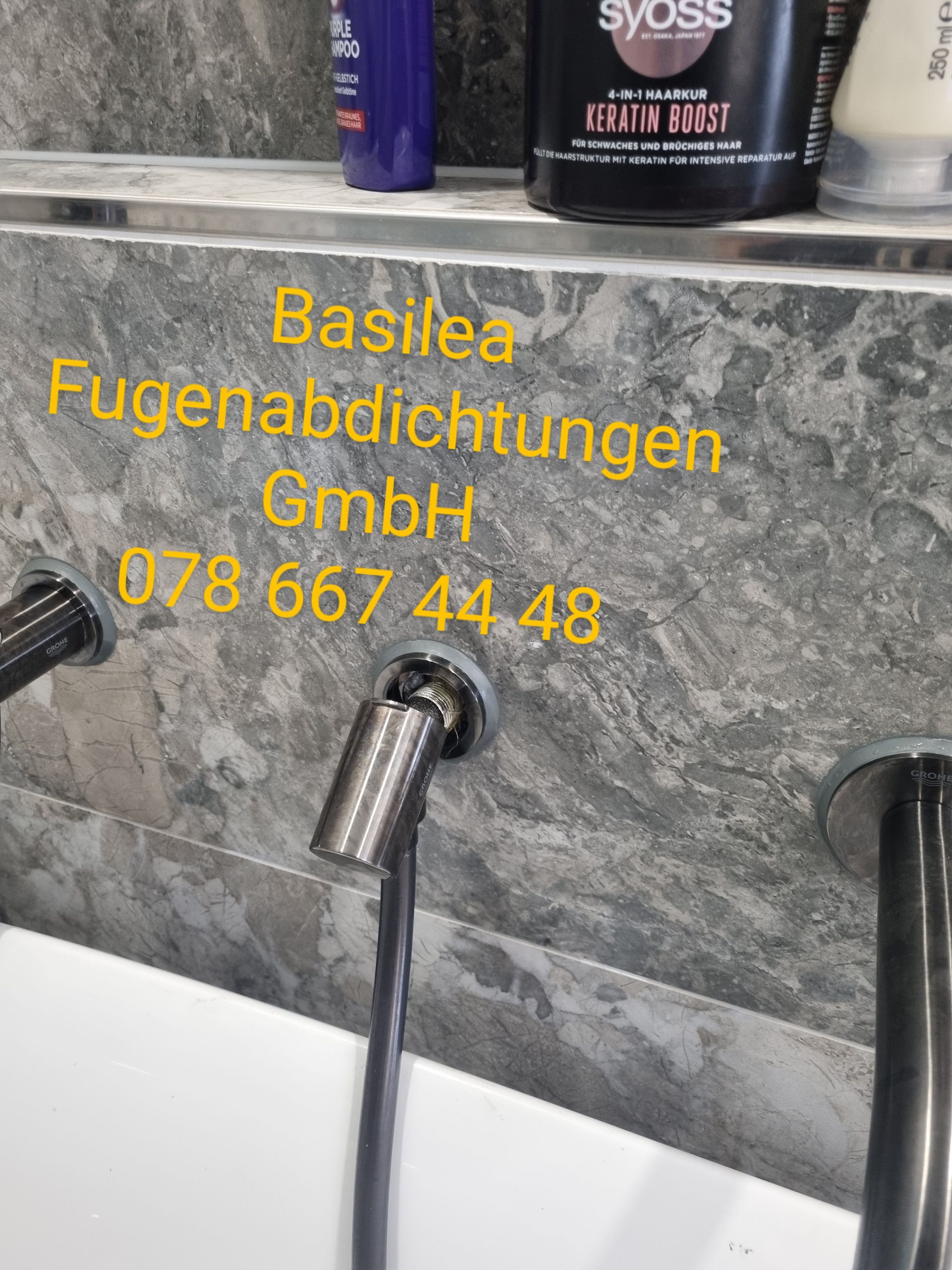 Eine Flasche Syoss steht auf einem Regal neben einer Badewanne