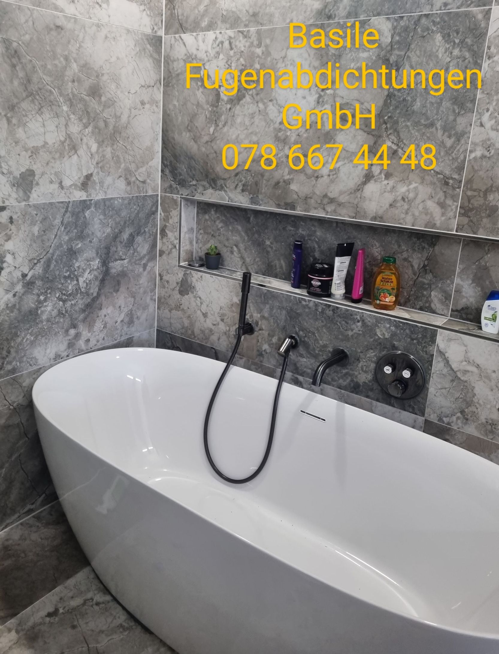 Eine Badewanne mit angeschlossenem Duschkopf in einem Badezimmer.
