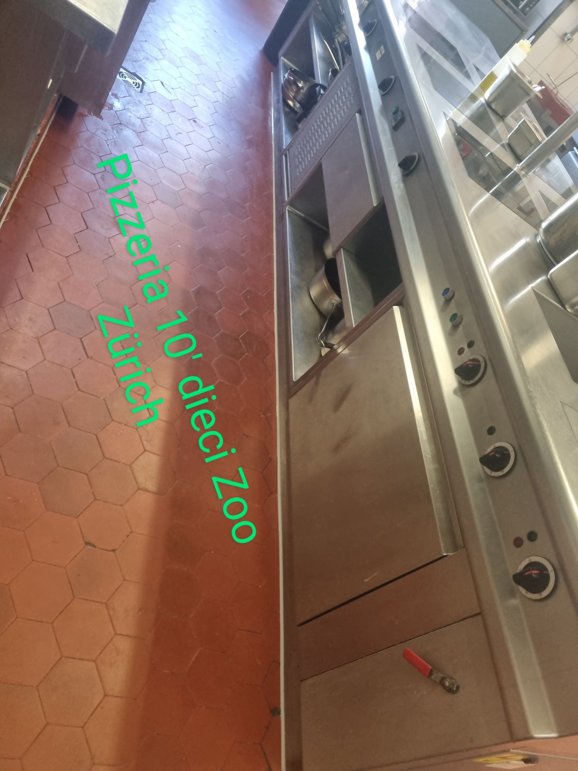 Eine Küche mit einem Schild mit der Aufschrift „Pizzeria 10 dieci zoo“