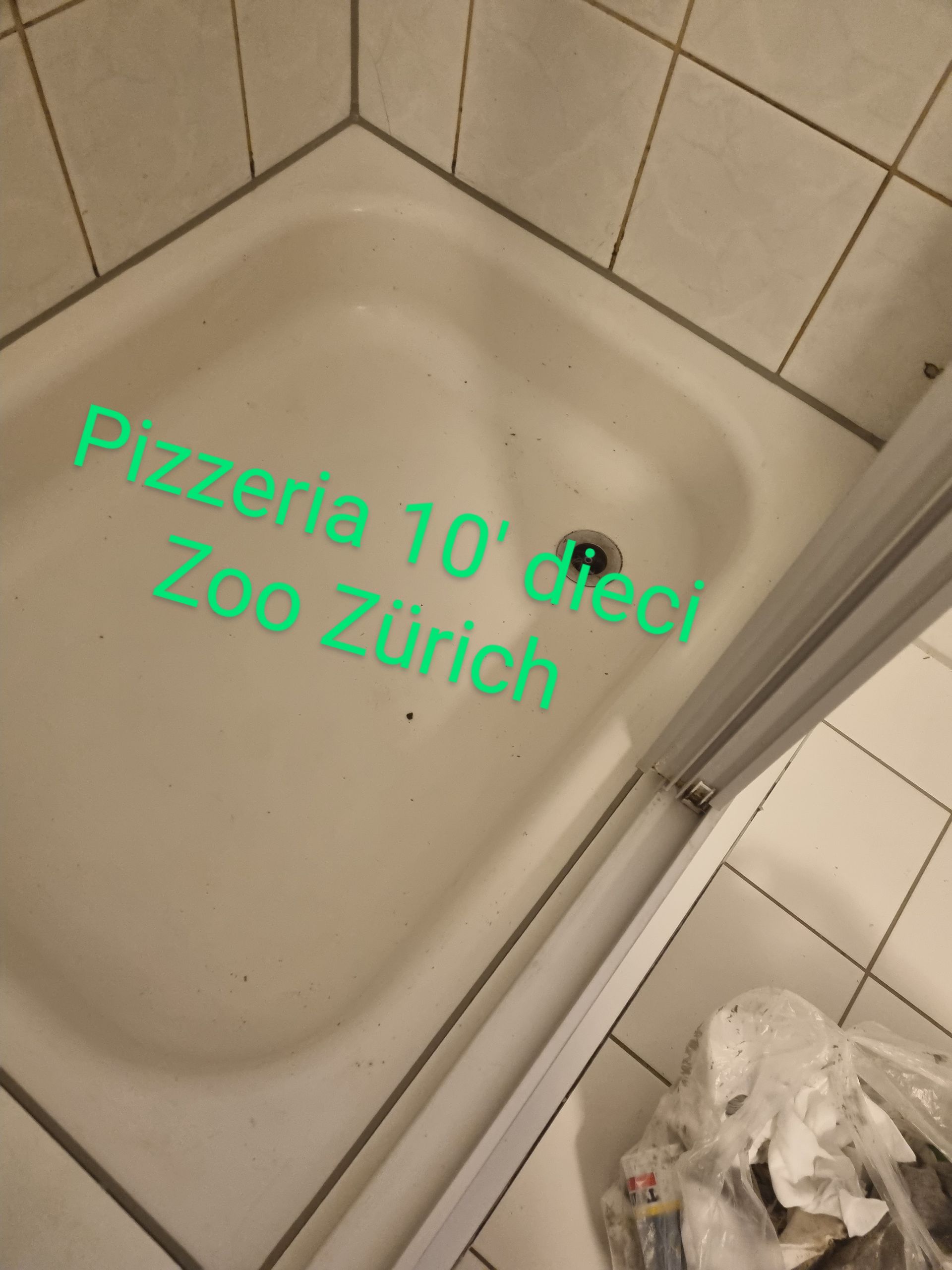 Eine Duschkabine mit der Aufschrift Pizzeria 10 deci Zoo Zürich