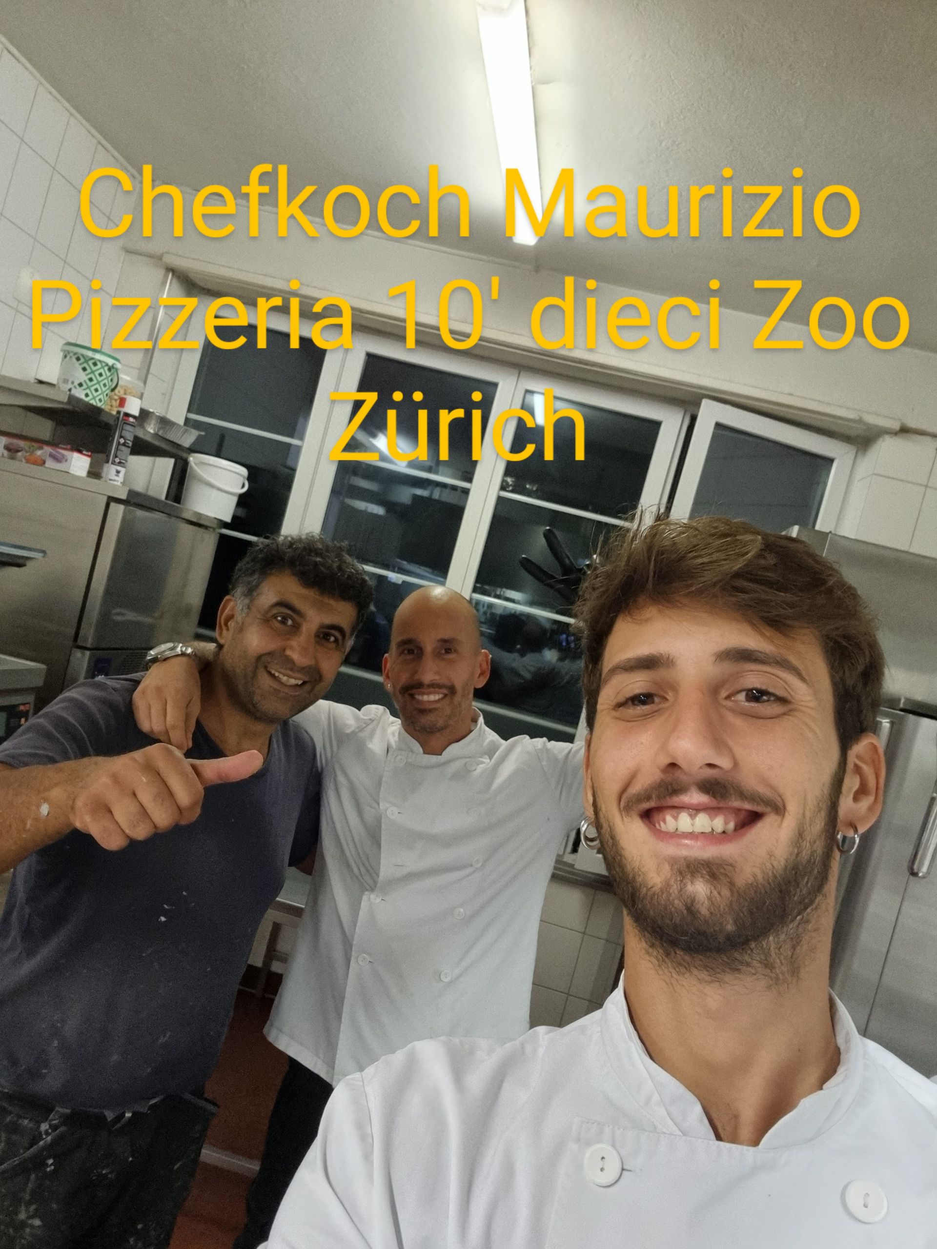 Eine Gruppe von Männern posiert für ein Foto mit Chefkoch Maurizio Pizzeria 10 ' Dieci Zoo Zürich im Hintergrund