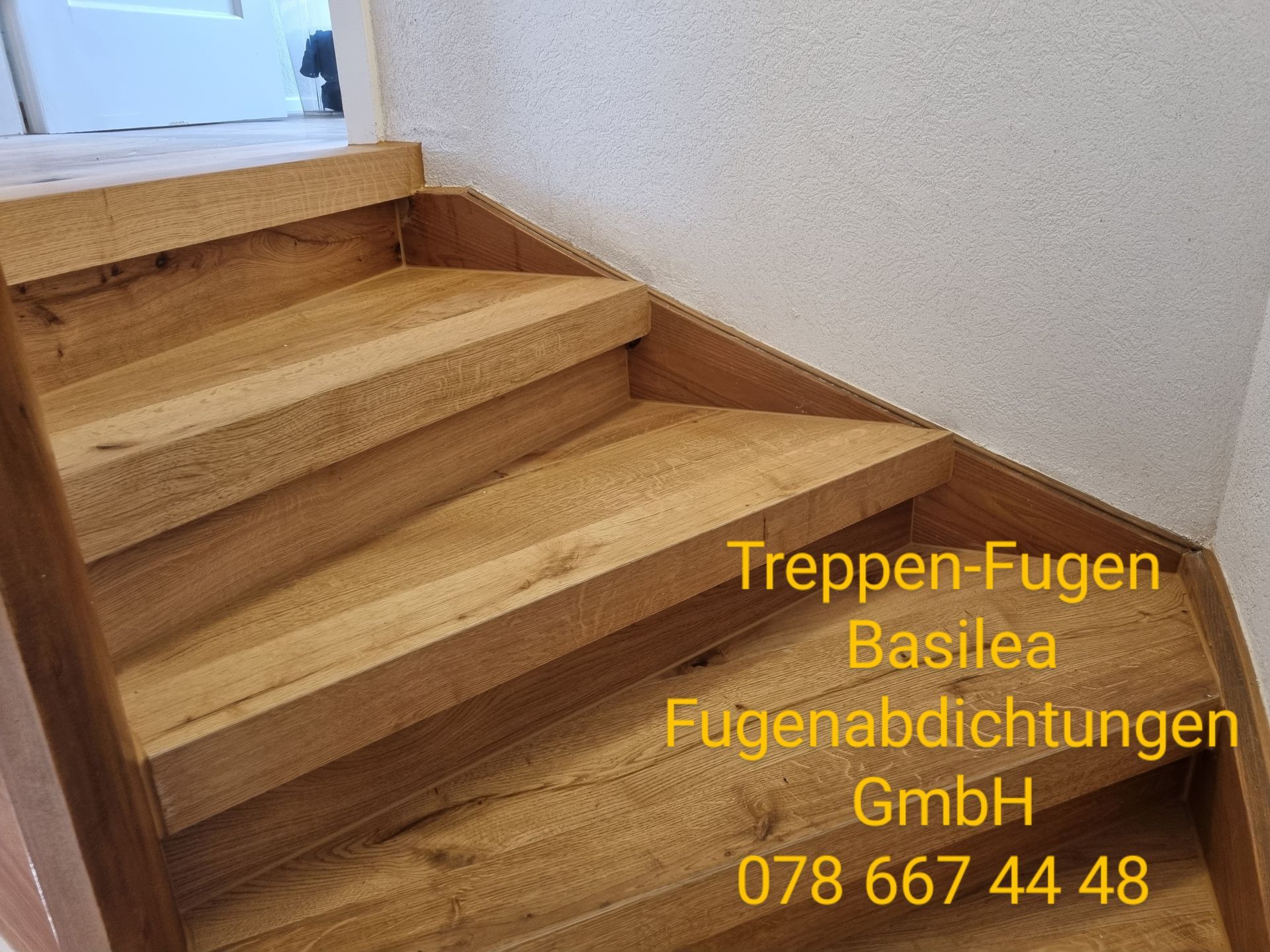 Ein Bild einer Holztreppe mit der Nummer 078 667 44 48 auf der Unterseite