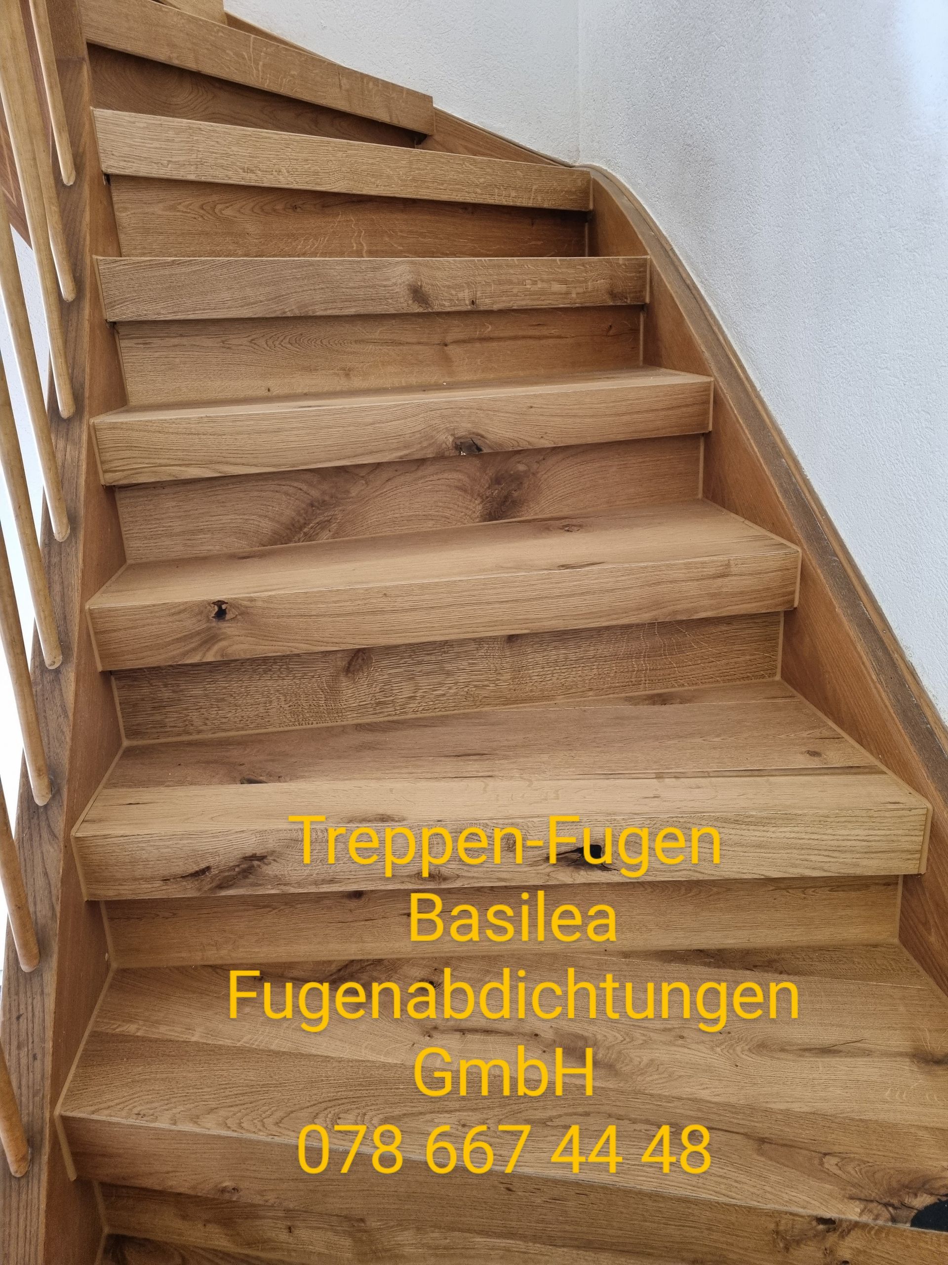 Ein Bild einer Holztreppe mit der Nummer 078 667 44 48 darauf.