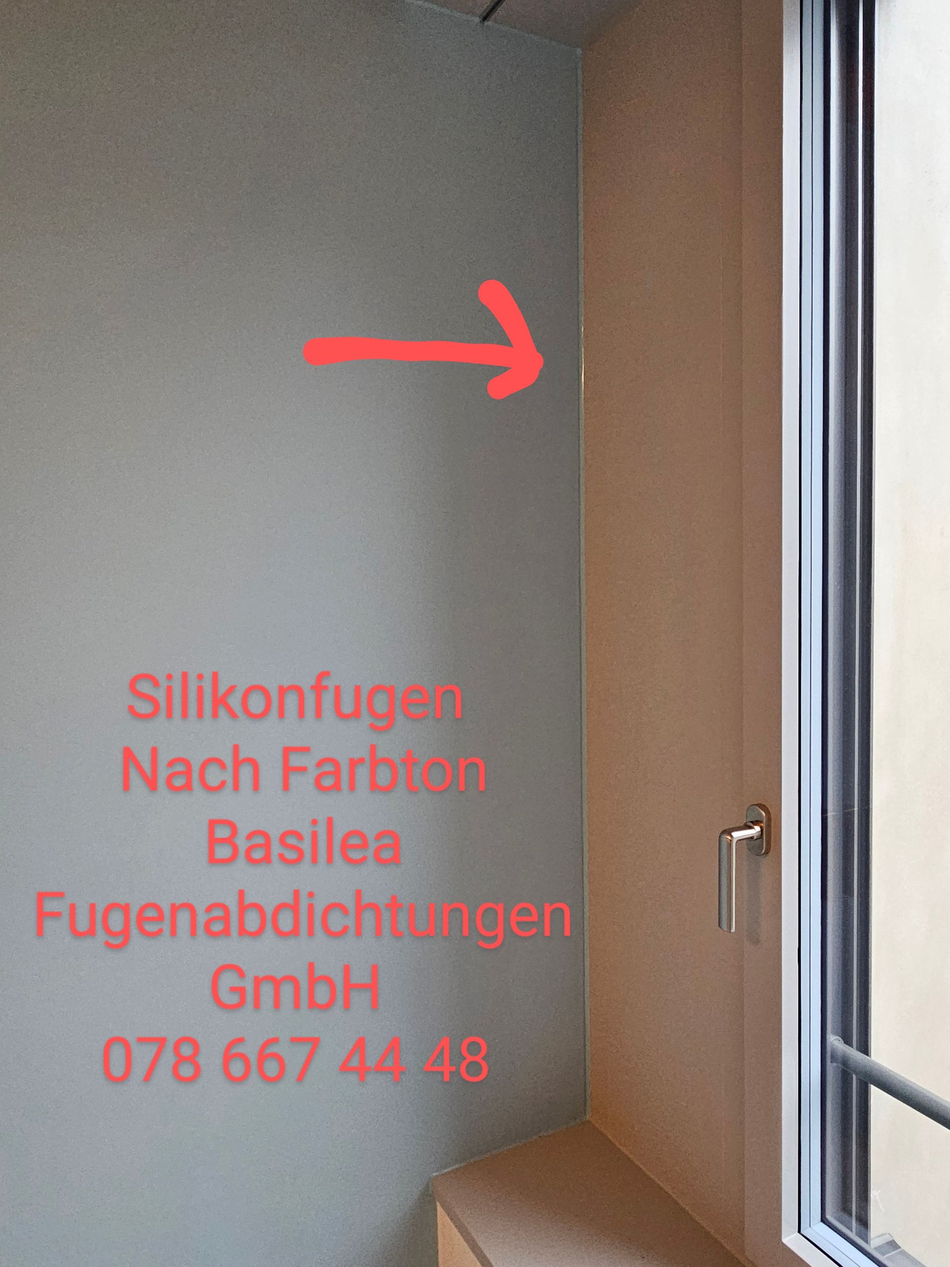 Ein Bild eines Fensters mit einem roten Pfeil, der darauf zeigt