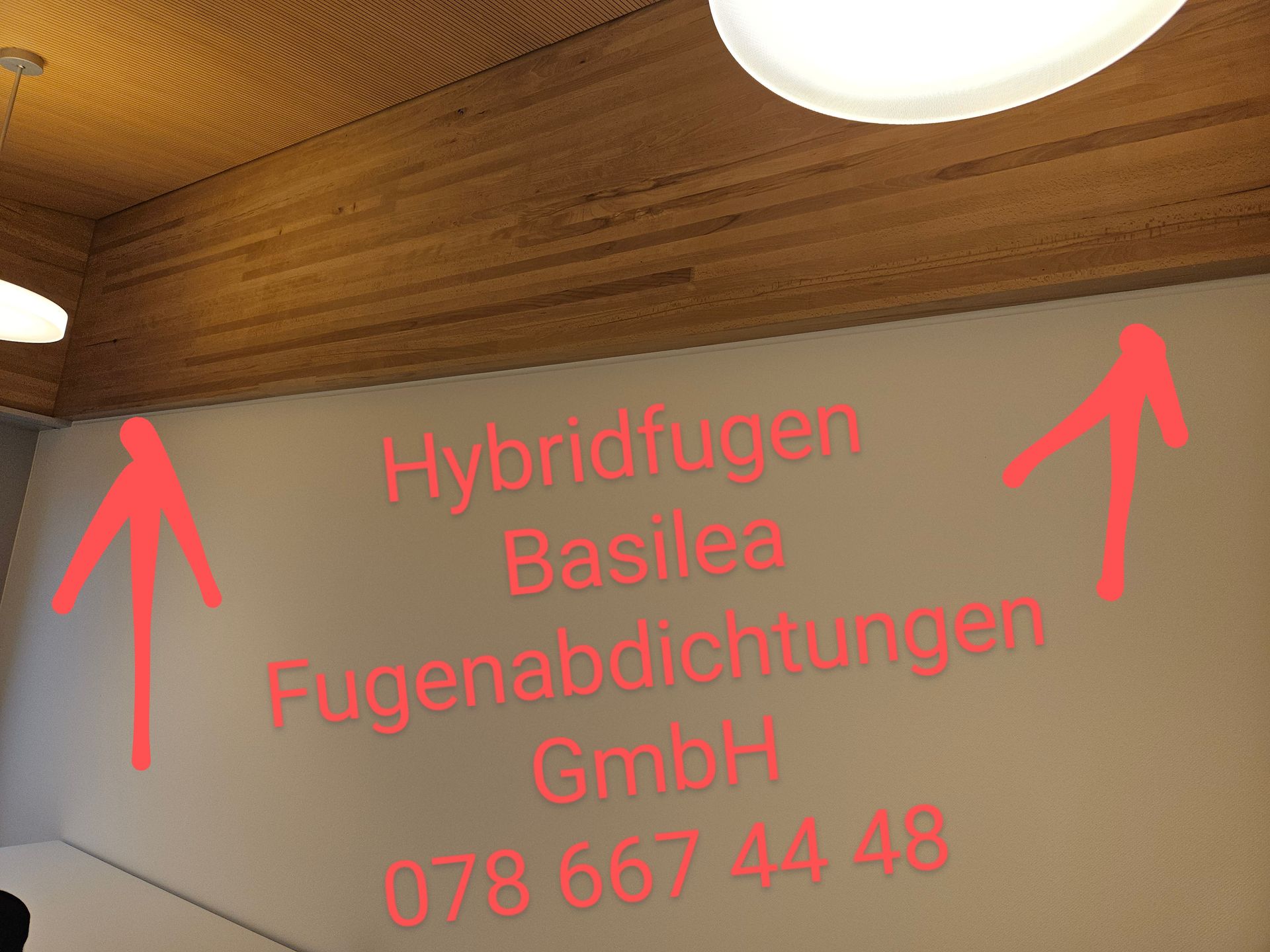 Ein Schild an einer Wand mit der Aufschrift „Hybridfugen Basilea“