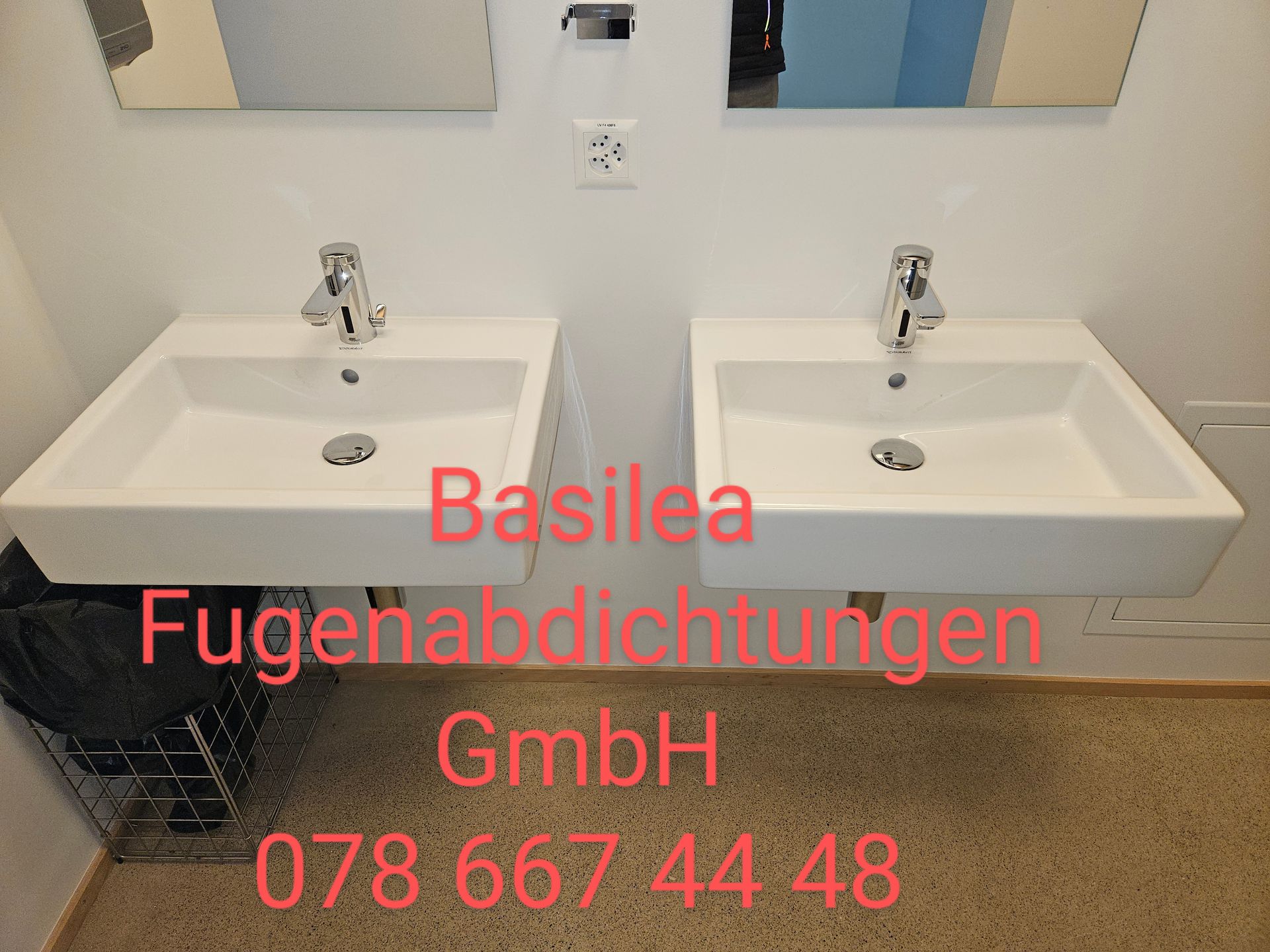 Ein Badezimmer mit zwei Waschbecken und die Nummer 078 667 44 48