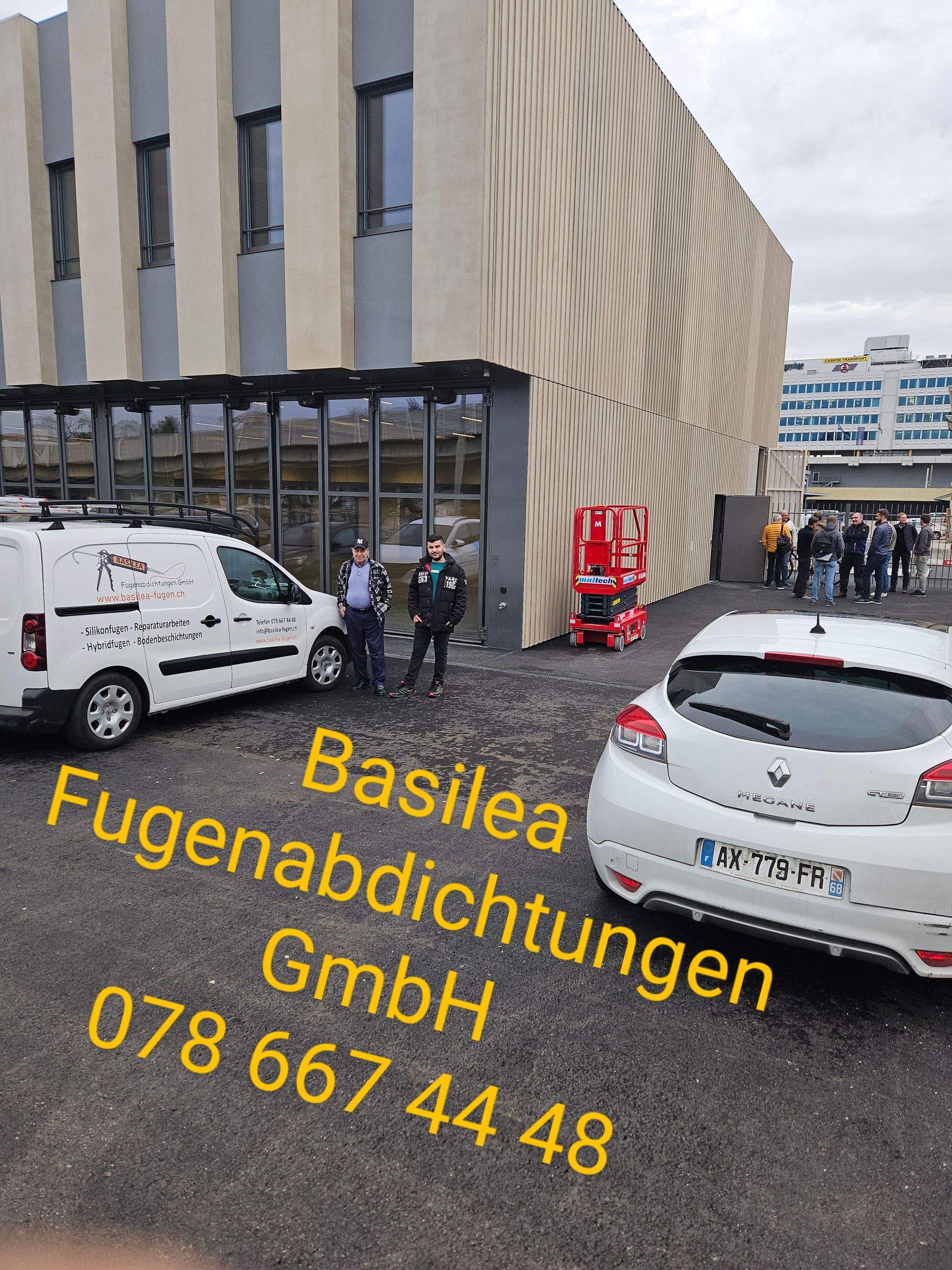 Ein weißes Auto steht vor einem Gebäude