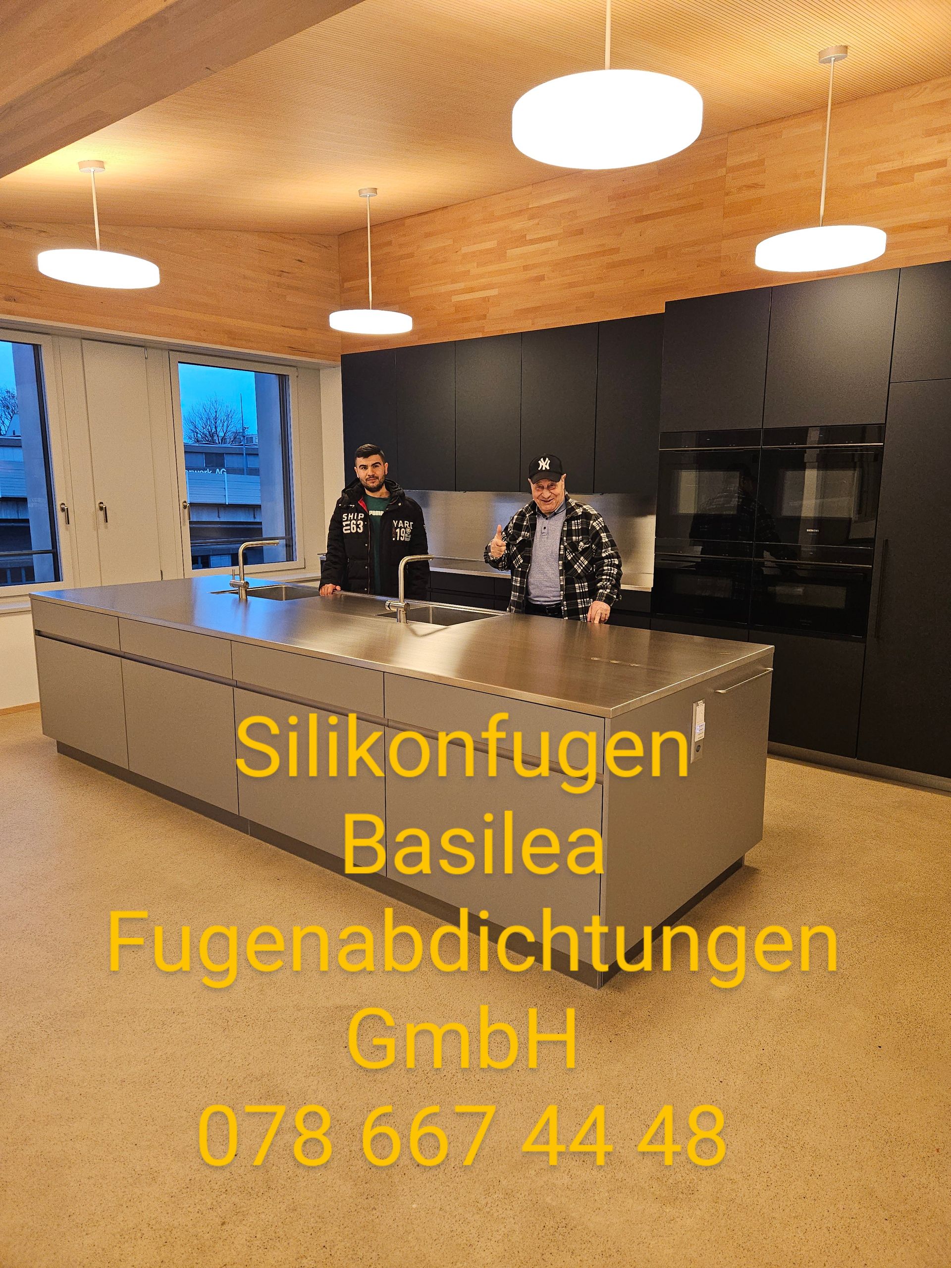 Zwei Männer stehen in einer Küche mit einer großen Insel