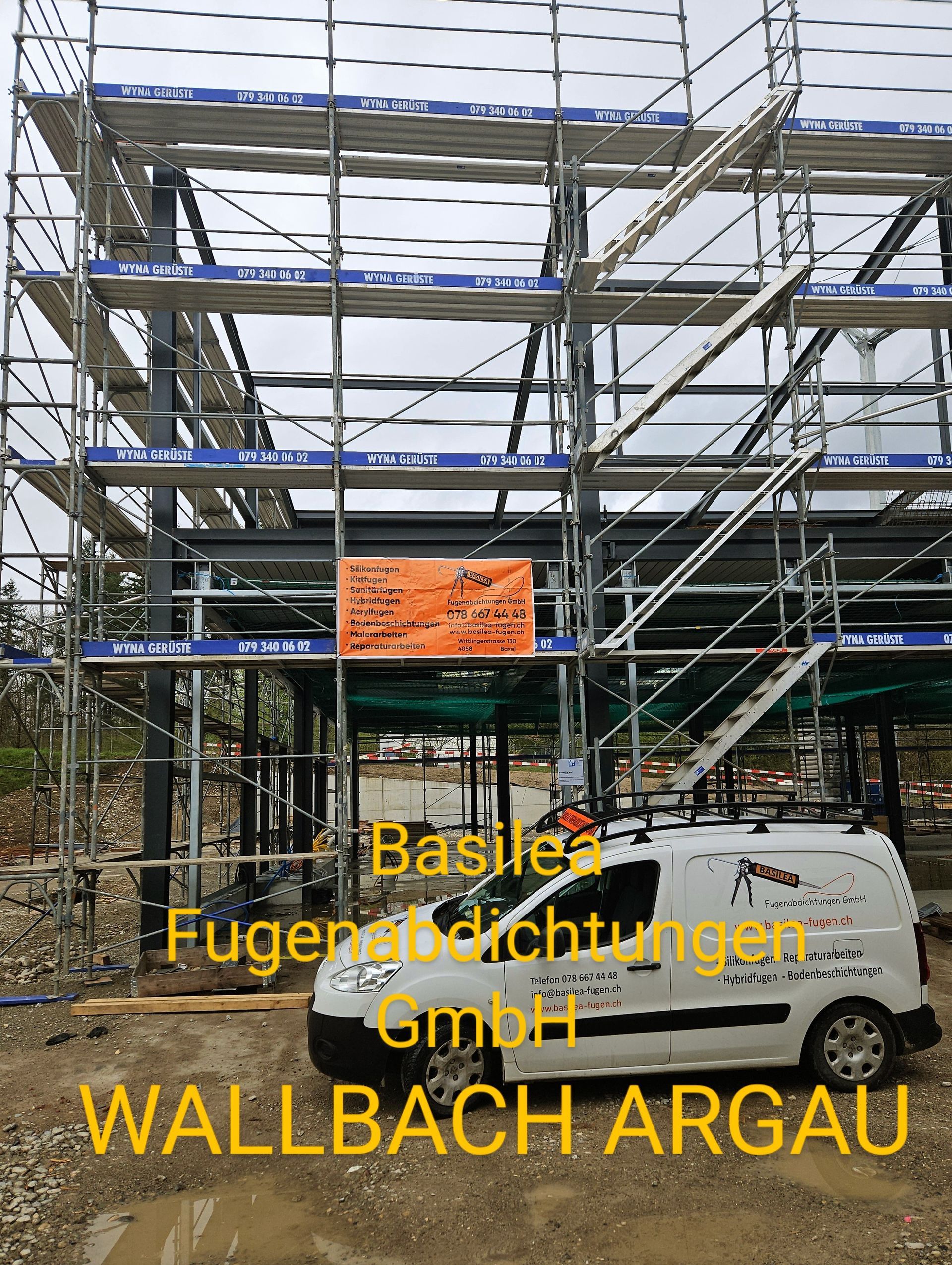 Ein weißer Lieferwagen parkt vor einem im Bau befindlichen Gebäude.