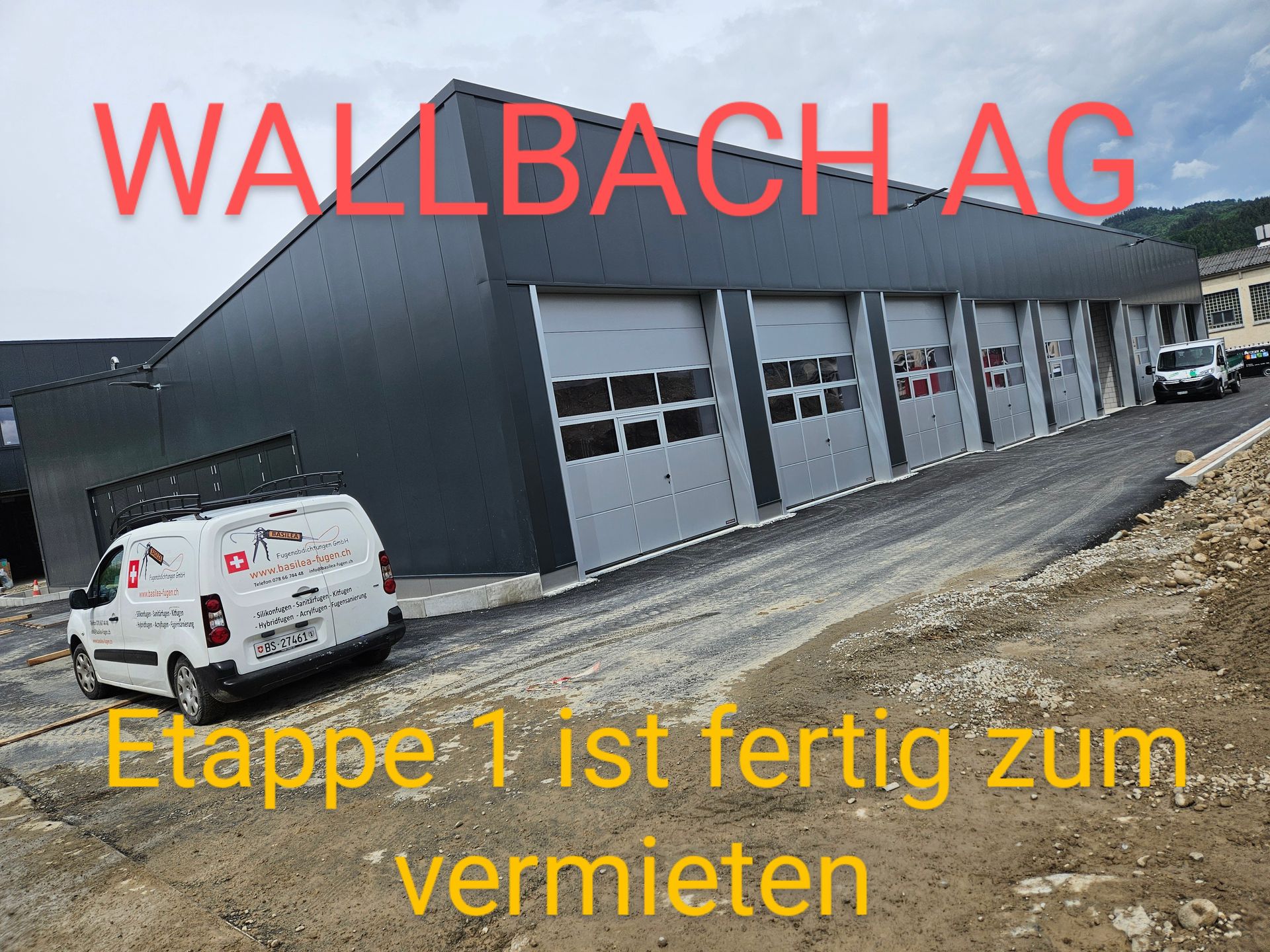 Ein Lieferwagen steht vor einem Gebäude der Wallbach AG