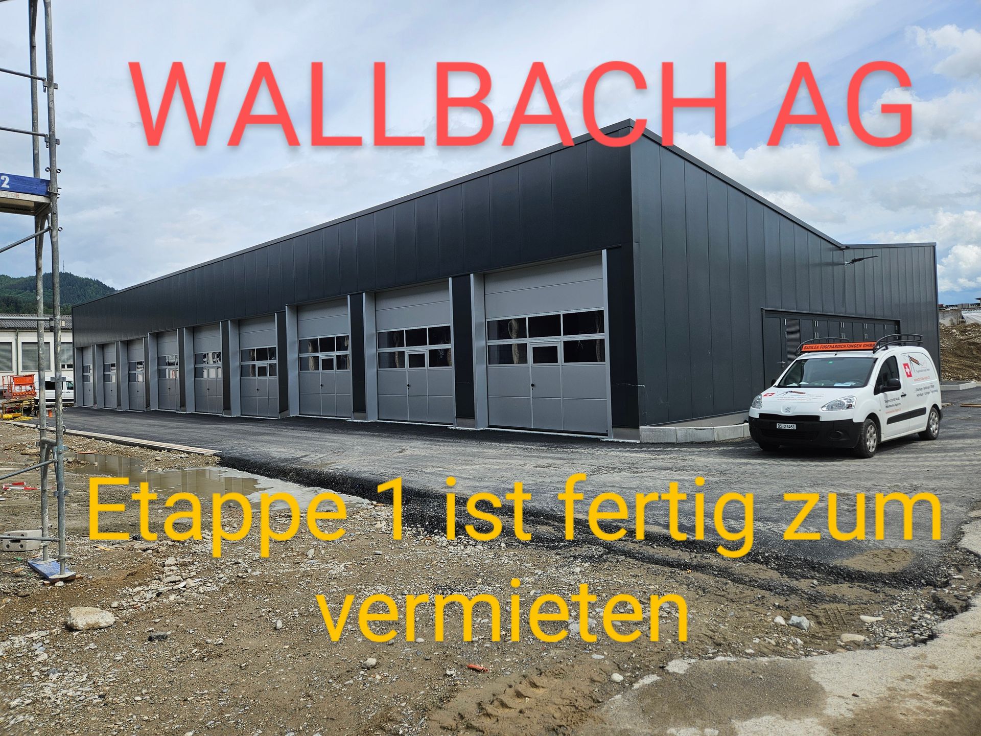 Ein weißer Lieferwagen steht vor einem Gebäude mit der Aufschrift „Wallbach AG“
