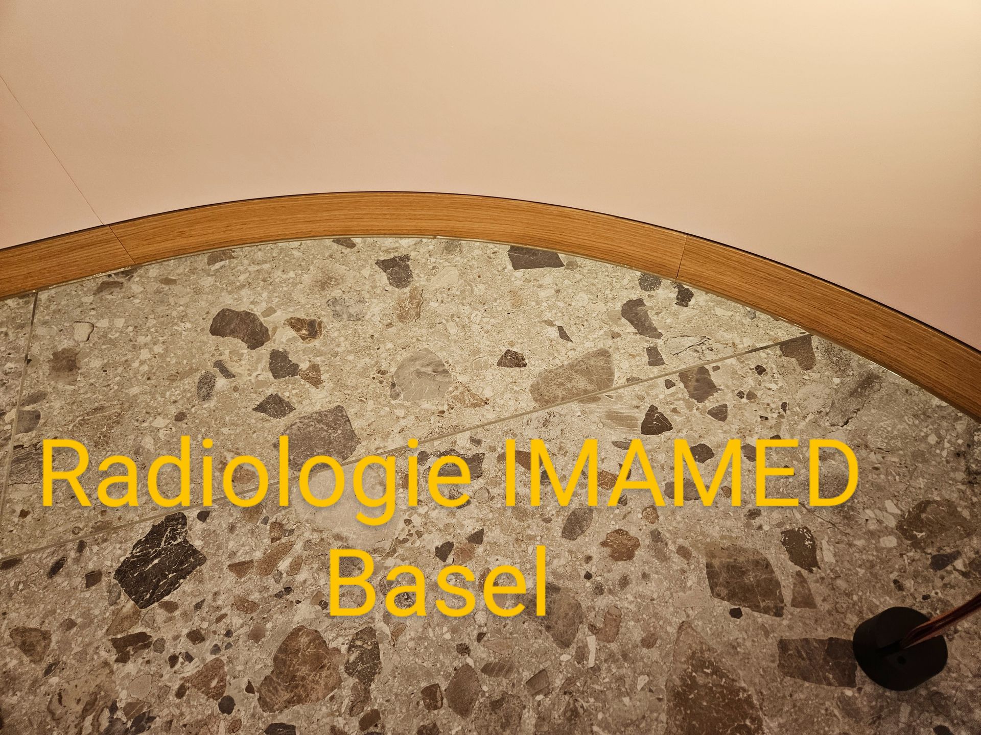 Ein Marmorboden mit den Worten „Radiologie Imamed Basel“ darauf