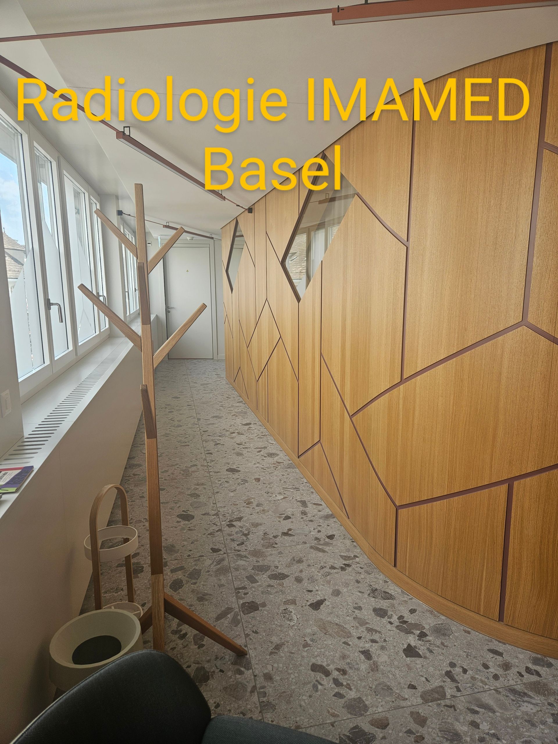 Ein Bild von einem Flur mit den Worten Radiologie Imamed Basel