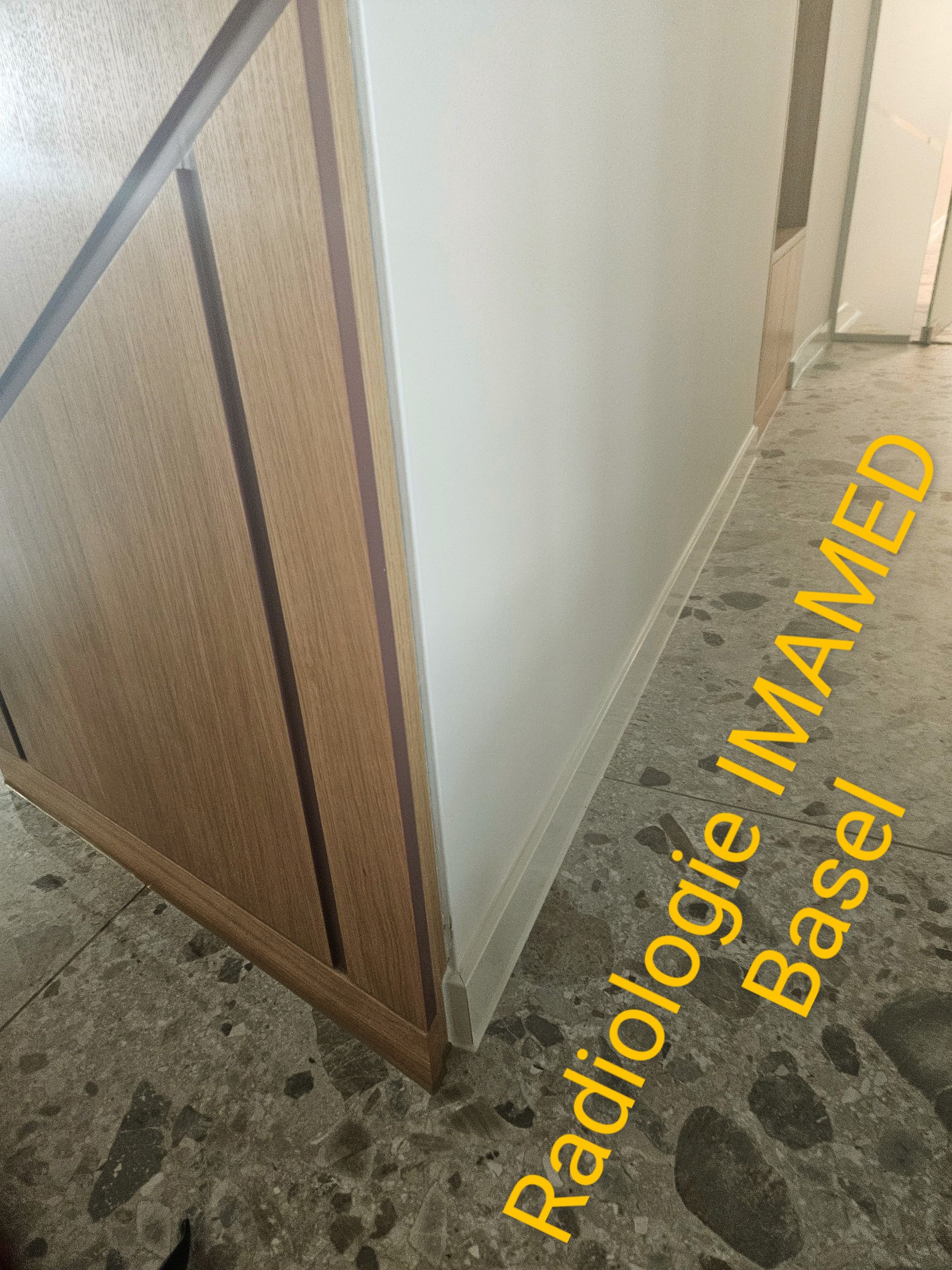 Ein Bild einer Wand mit den Worten Radiologie darauf