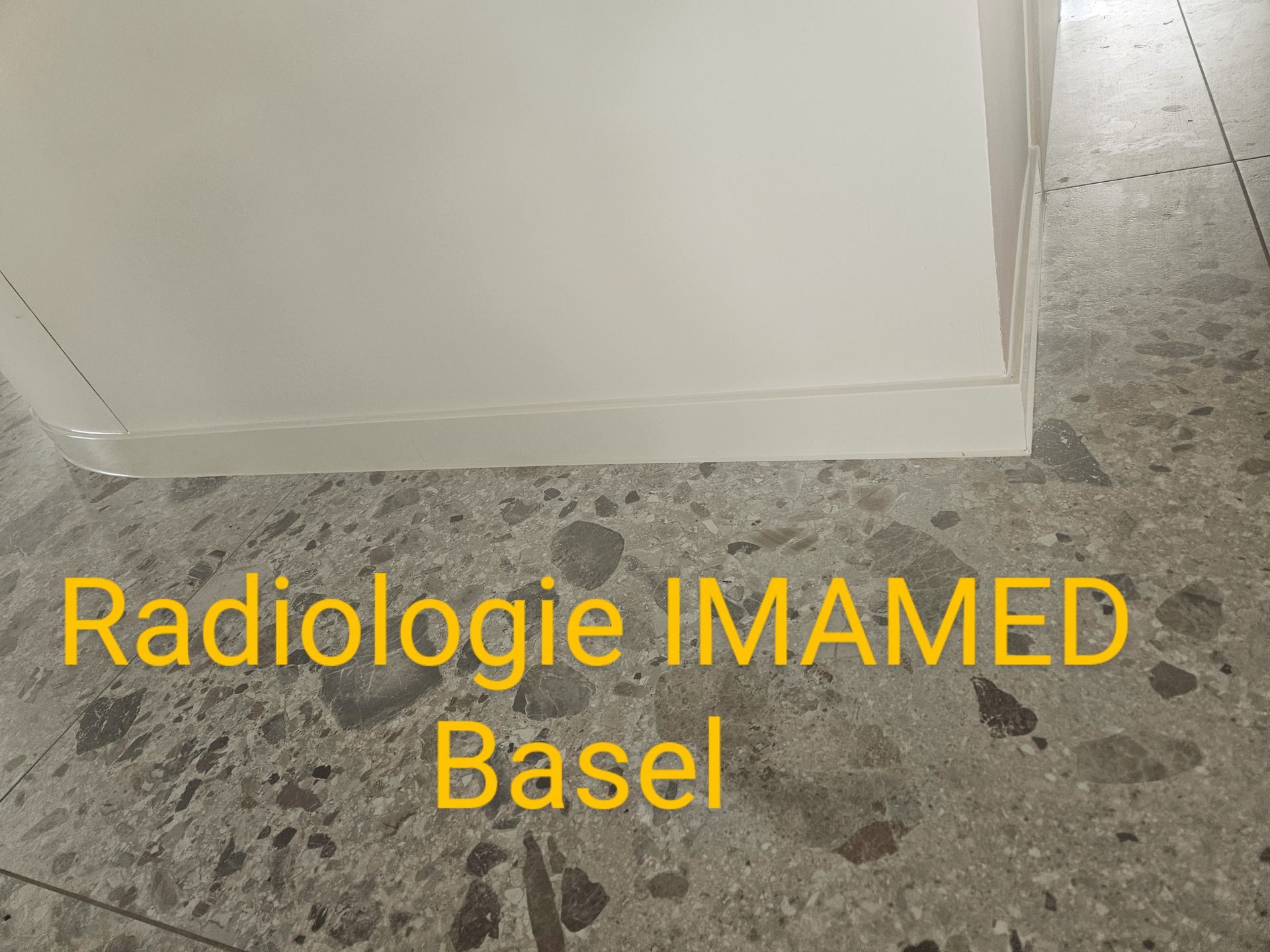 Ein Bild von einem Boden mit den Worten Radiologie Imamed Basel darauf geschrieben