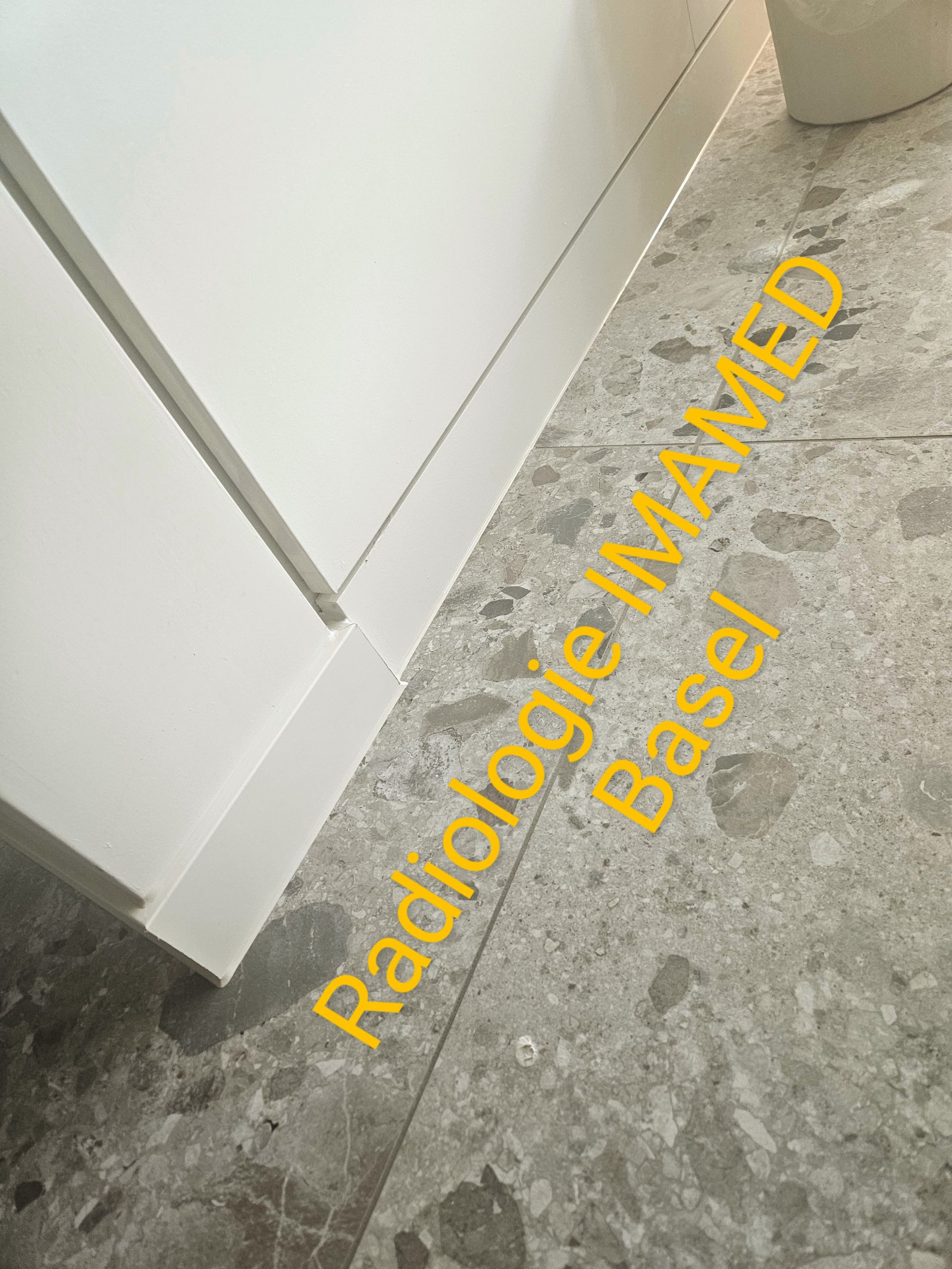 Das Wort Radiologie steht auf dem Boden neben einem Schrank