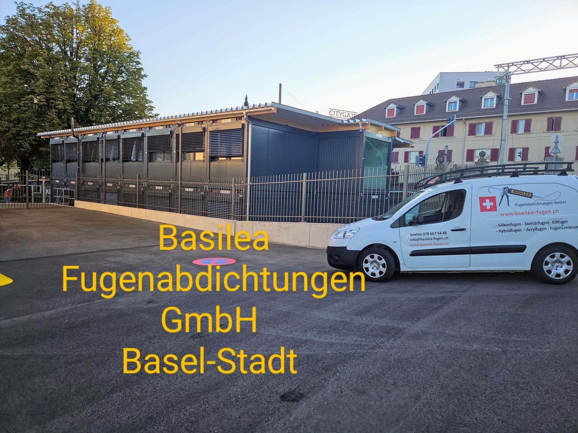 Ein weißer Lieferwagen steht vor einem Gebäude mit der Aufschrift „Basilea Fugenabdichtungen GmbH Basel-Stadt“
