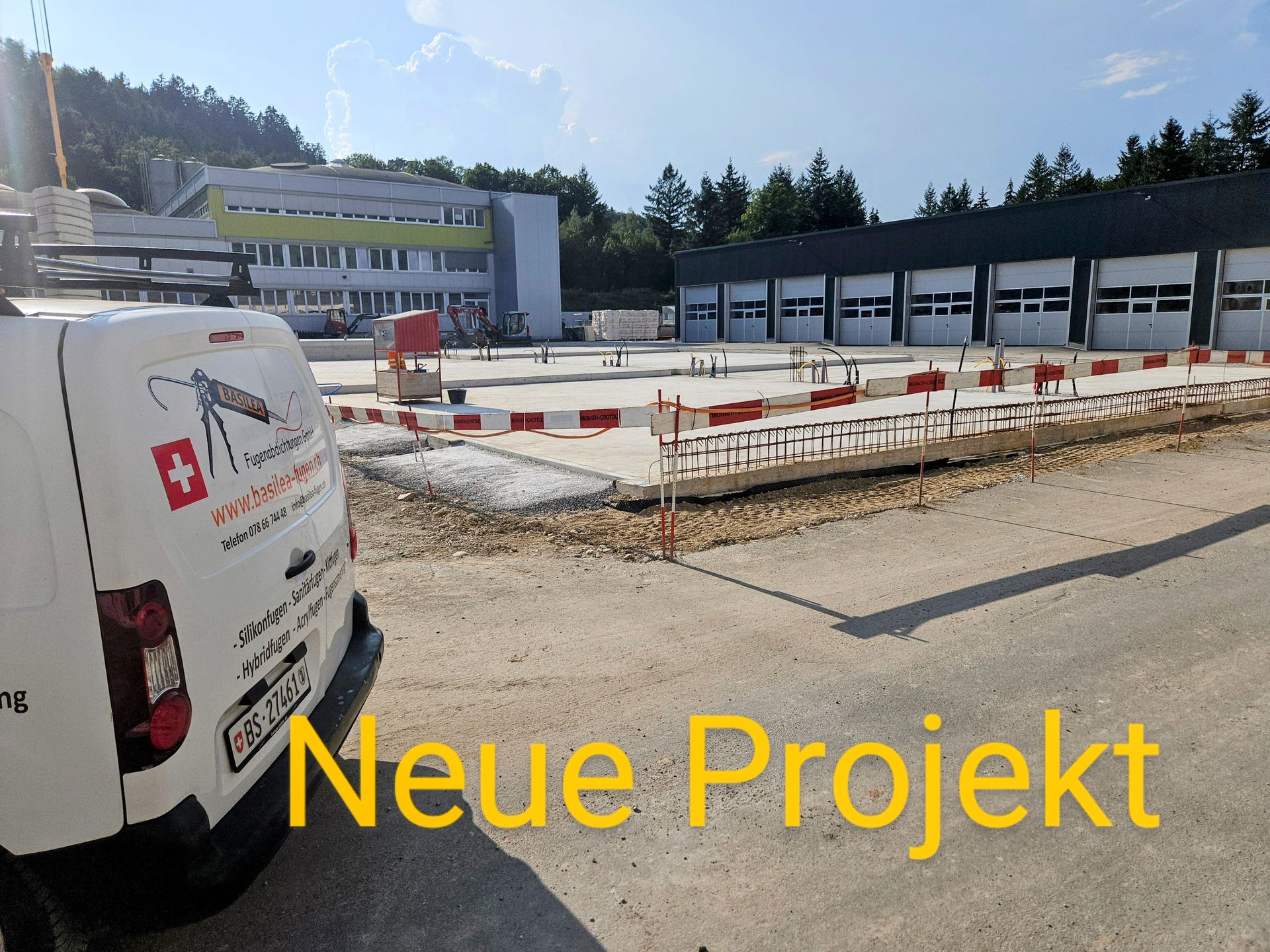 Ein weißer Lieferwagen steht vor einem Gebäude mit der Aufschrift „Neues Projekt“