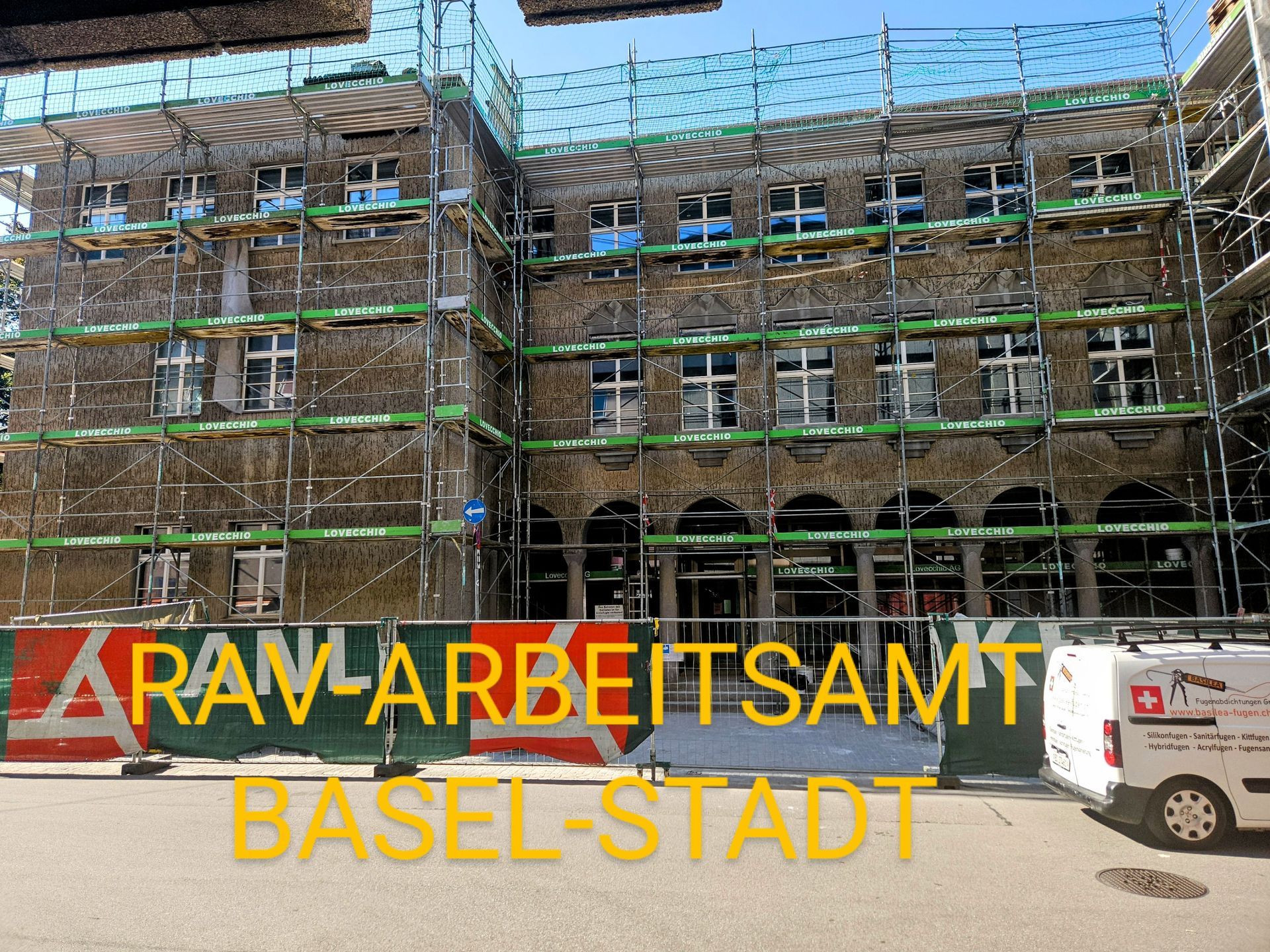 Ein weißer Lieferwagen steht vor einem Gebäude, das sich im Bau befindet
