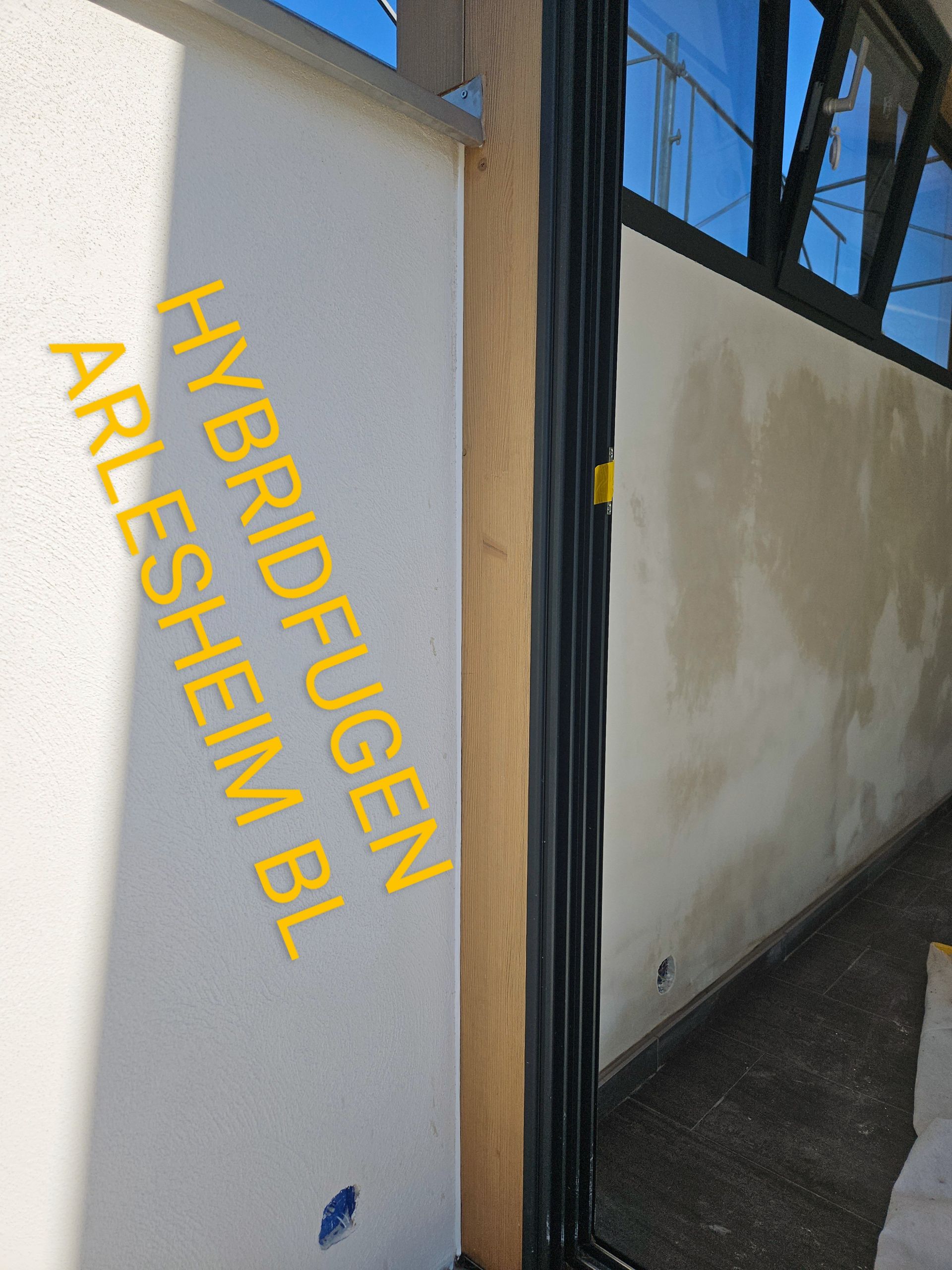 Eine weiße Wand mit der Aufschrift „Hybridflugen“