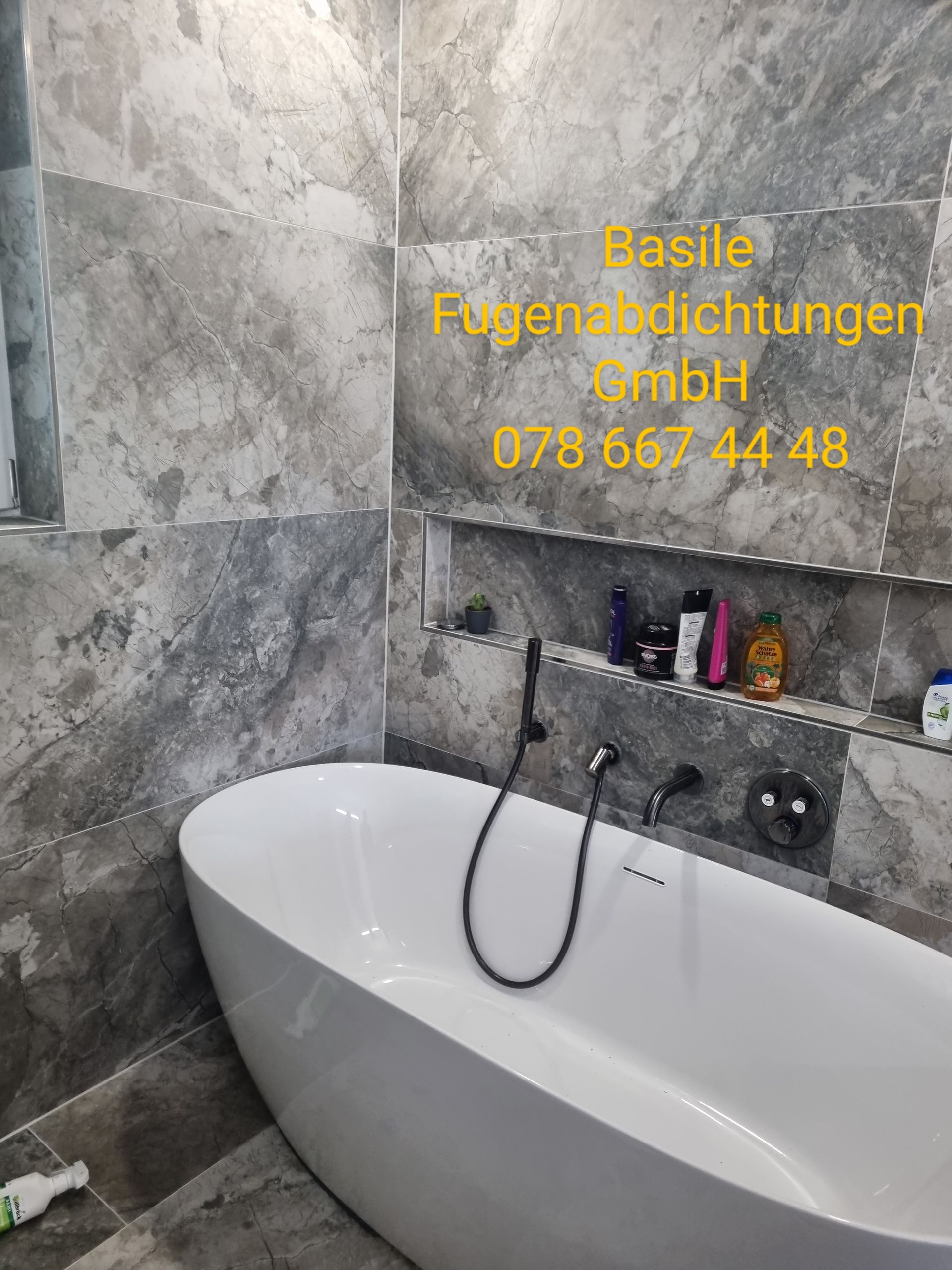 Ein Badezimmer mit Badewanne und Dusche.