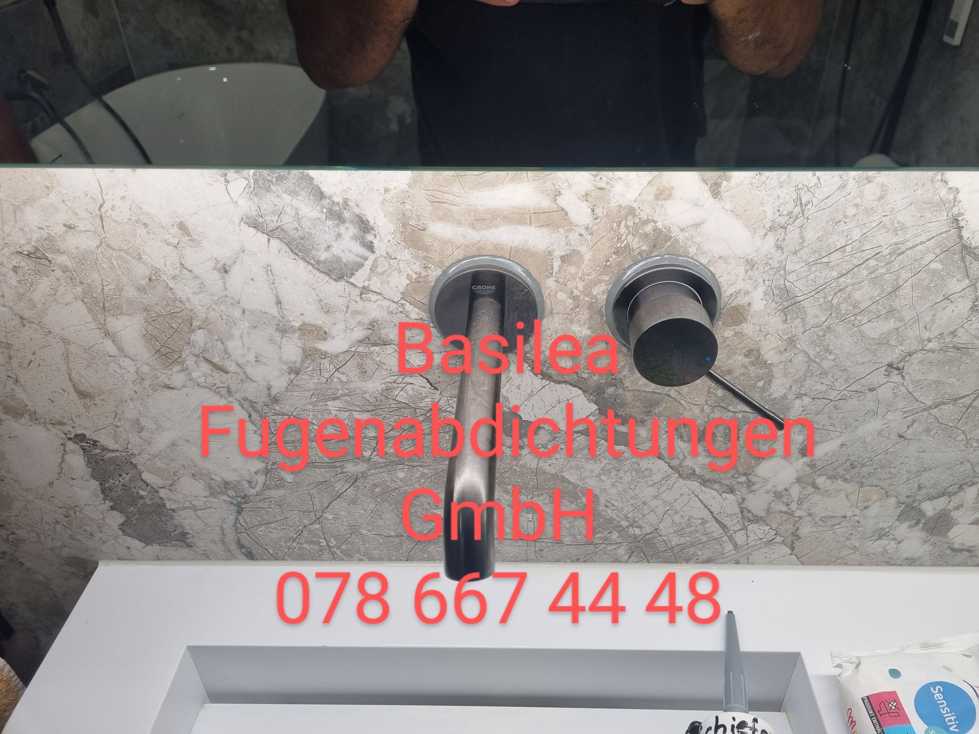 Ein Waschbecken mit der Nummer 078 667 44 48 darauf