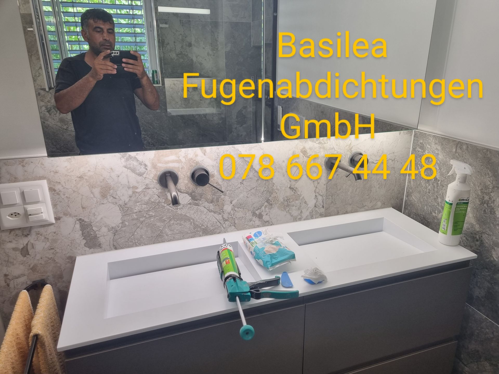 Ein Mann macht ein Foto von sich selbst in einem Badezimmerspiegel.